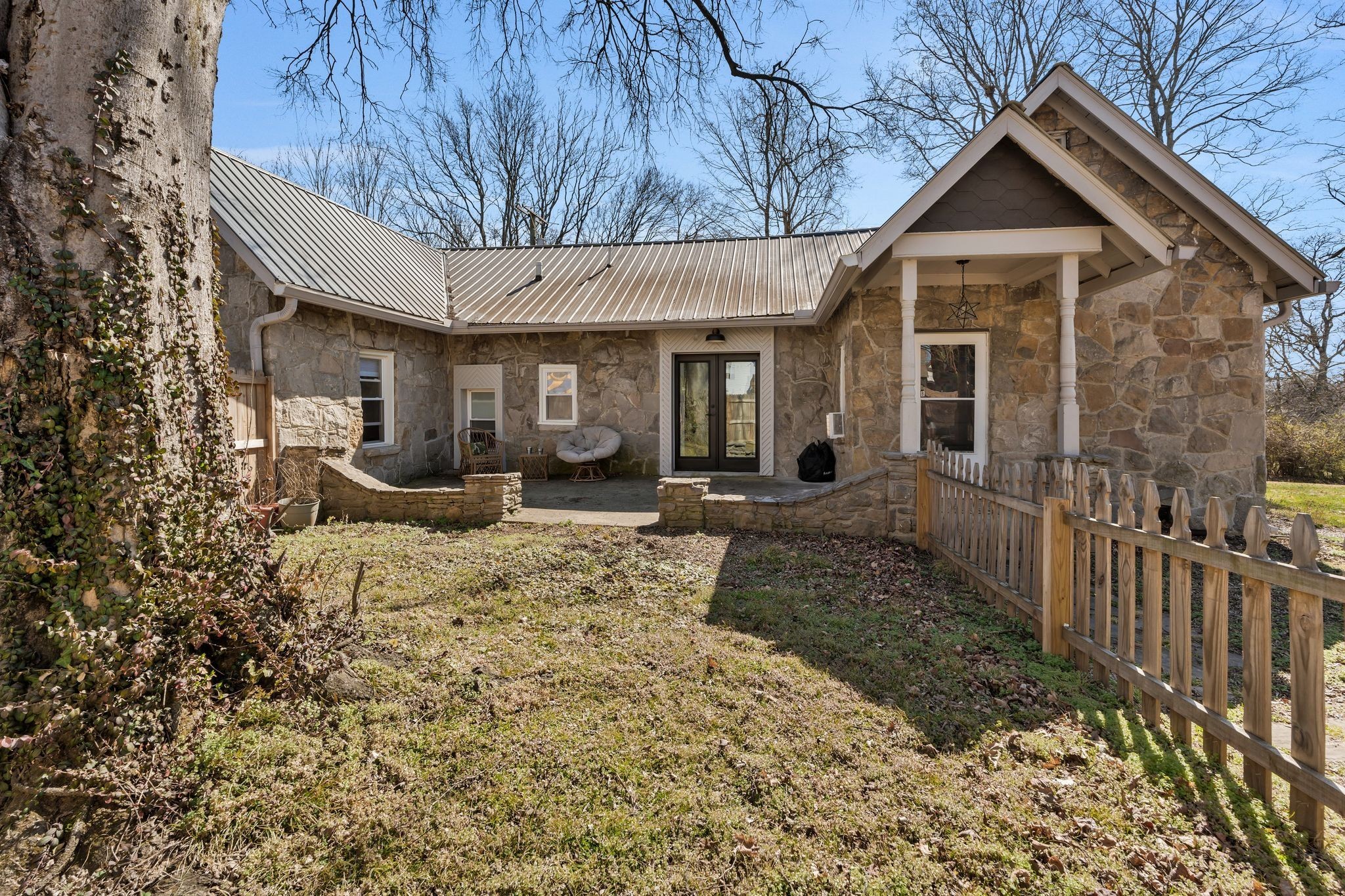 1525 Riverside Dr