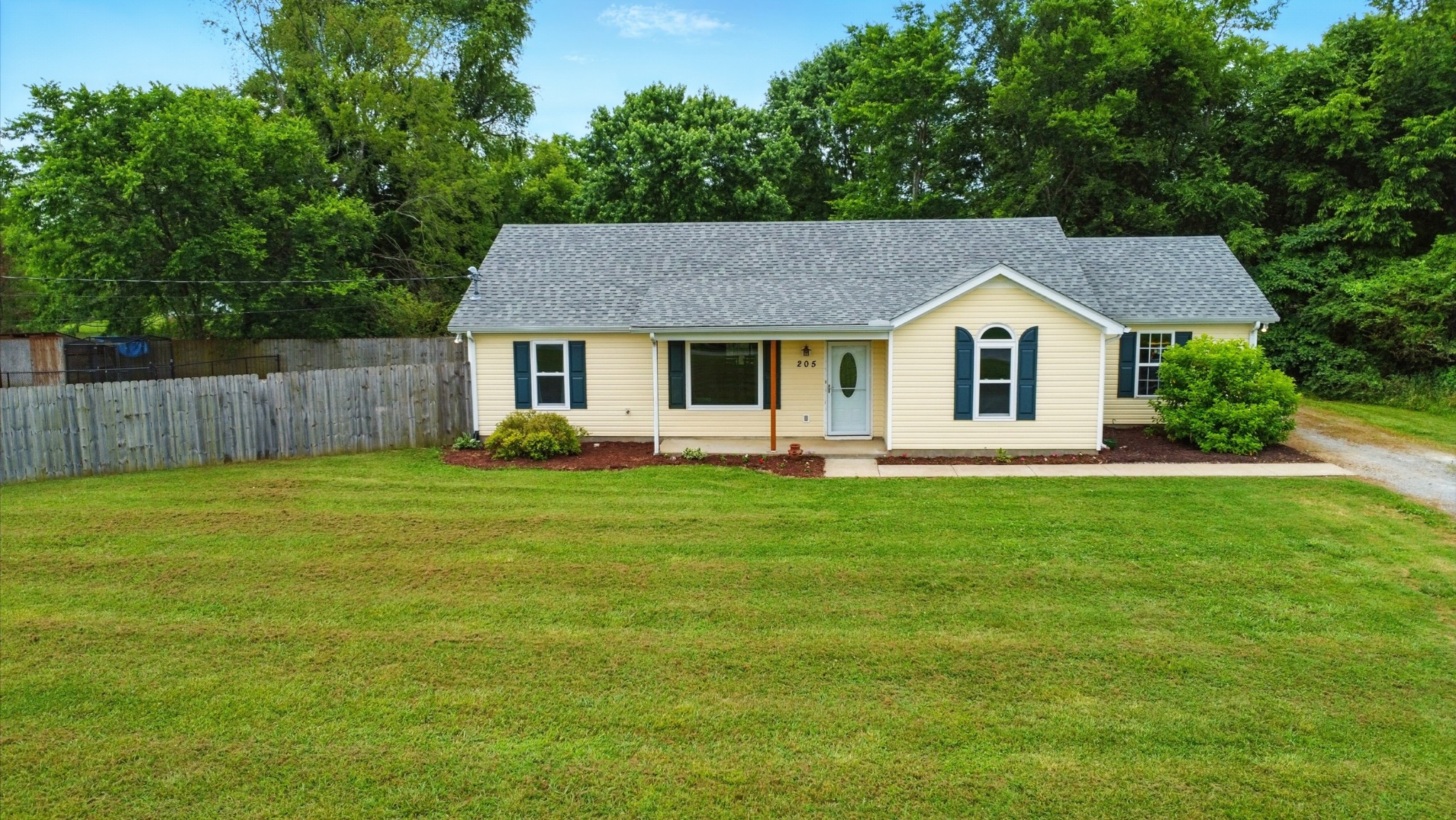 205 Highland Oaks Dr