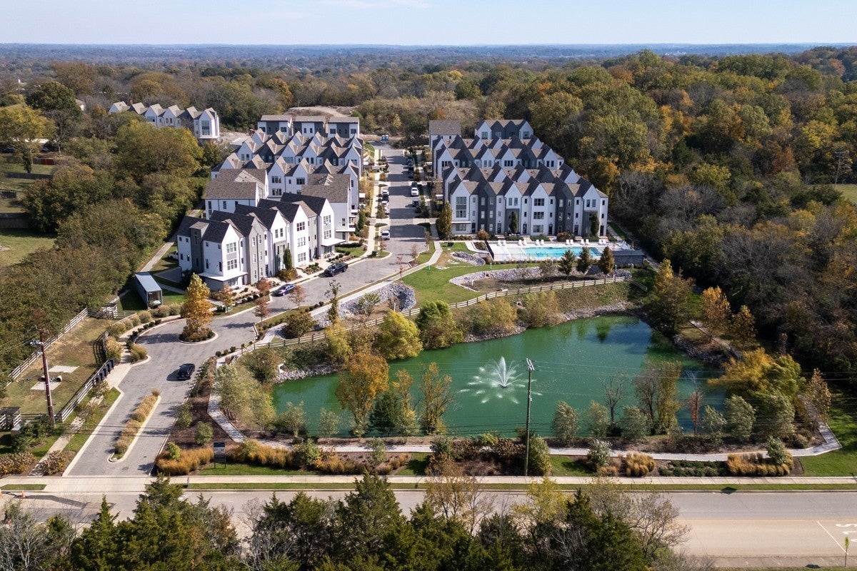 3-bed listing at 334 E Village Ln, Nashville