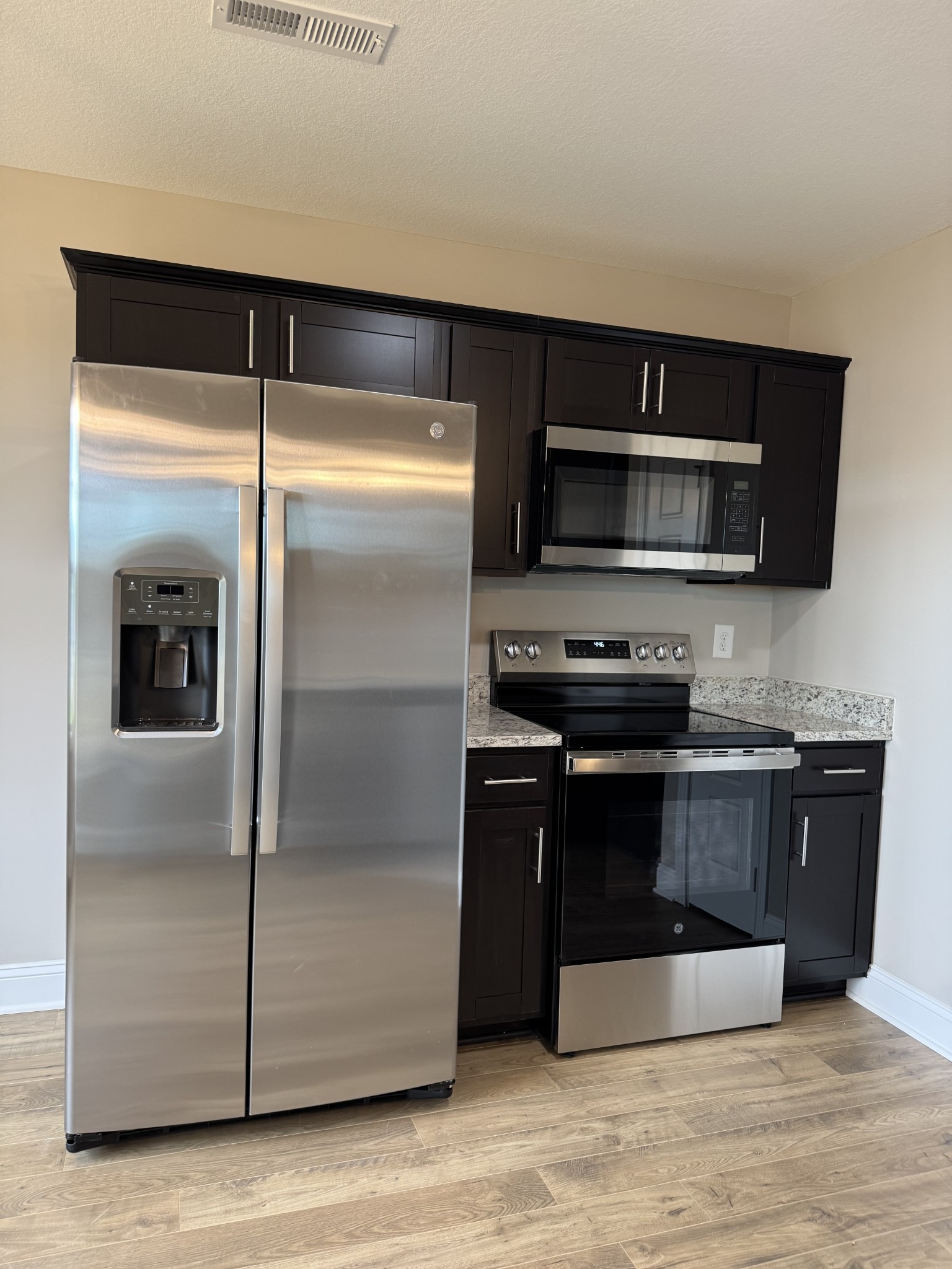 Clarksville, Tennessee 37040, United States, 3 Bedrooms Bedrooms, ,2 BathroomsBathrooms,Residential,Active,36376