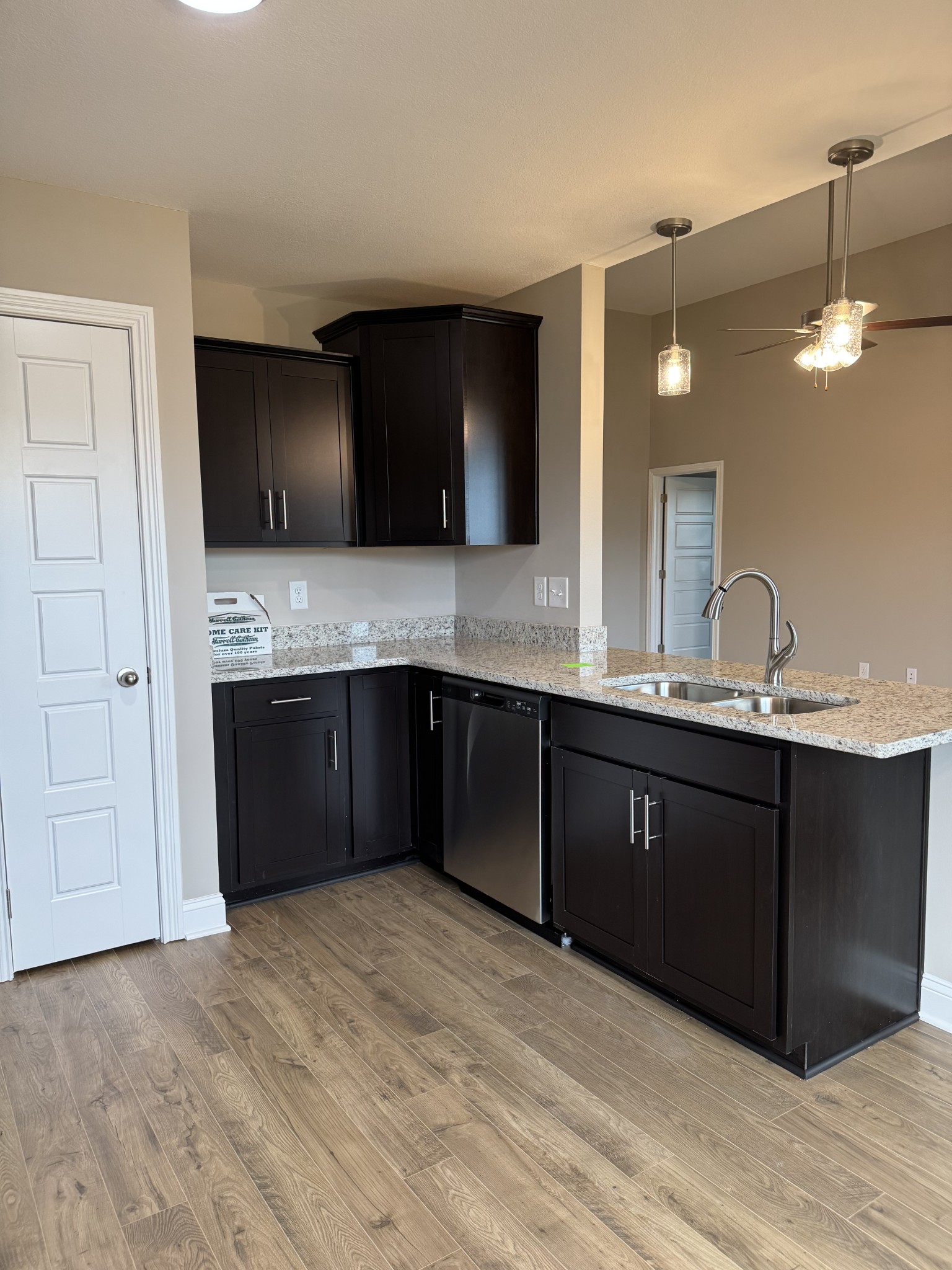 Clarksville, Tennessee 37040, United States, 3 Bedrooms Bedrooms, ,2 BathroomsBathrooms,Residential,Active,36376