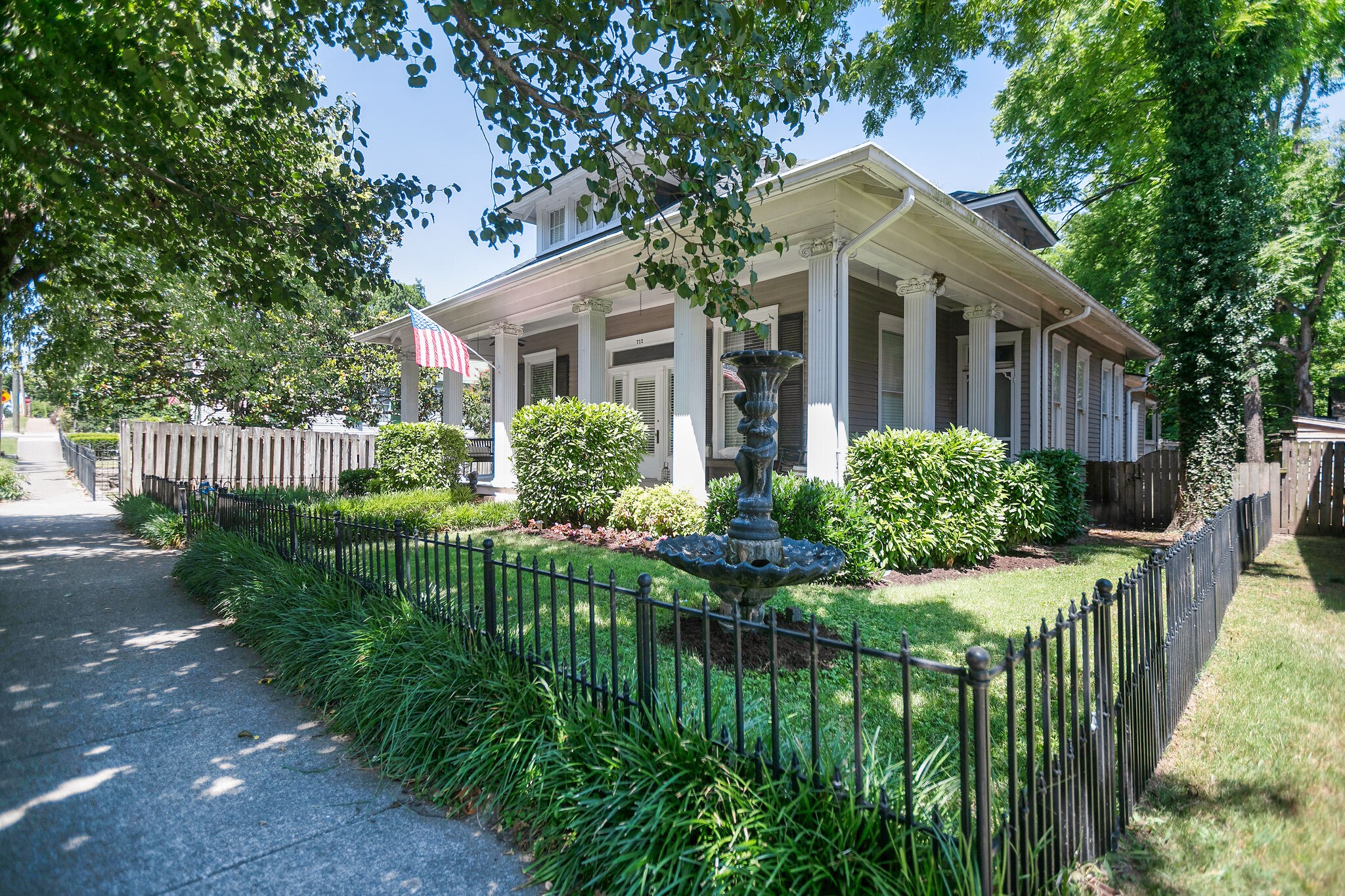 712 W Main St