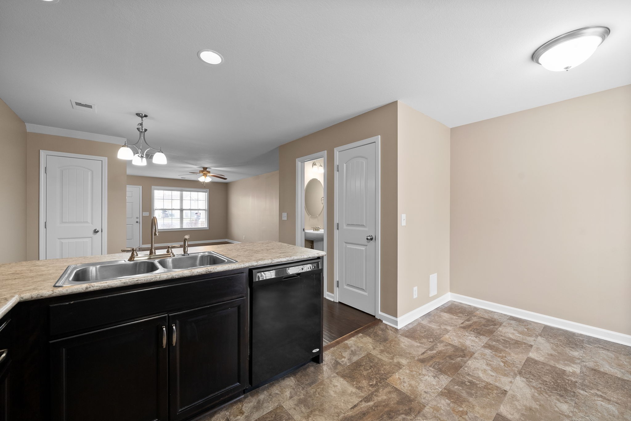 Clarksville, Tennessee 37040, United States, 2 Bedrooms Bedrooms, ,3 BathroomsBathrooms,Residential,Active,89052