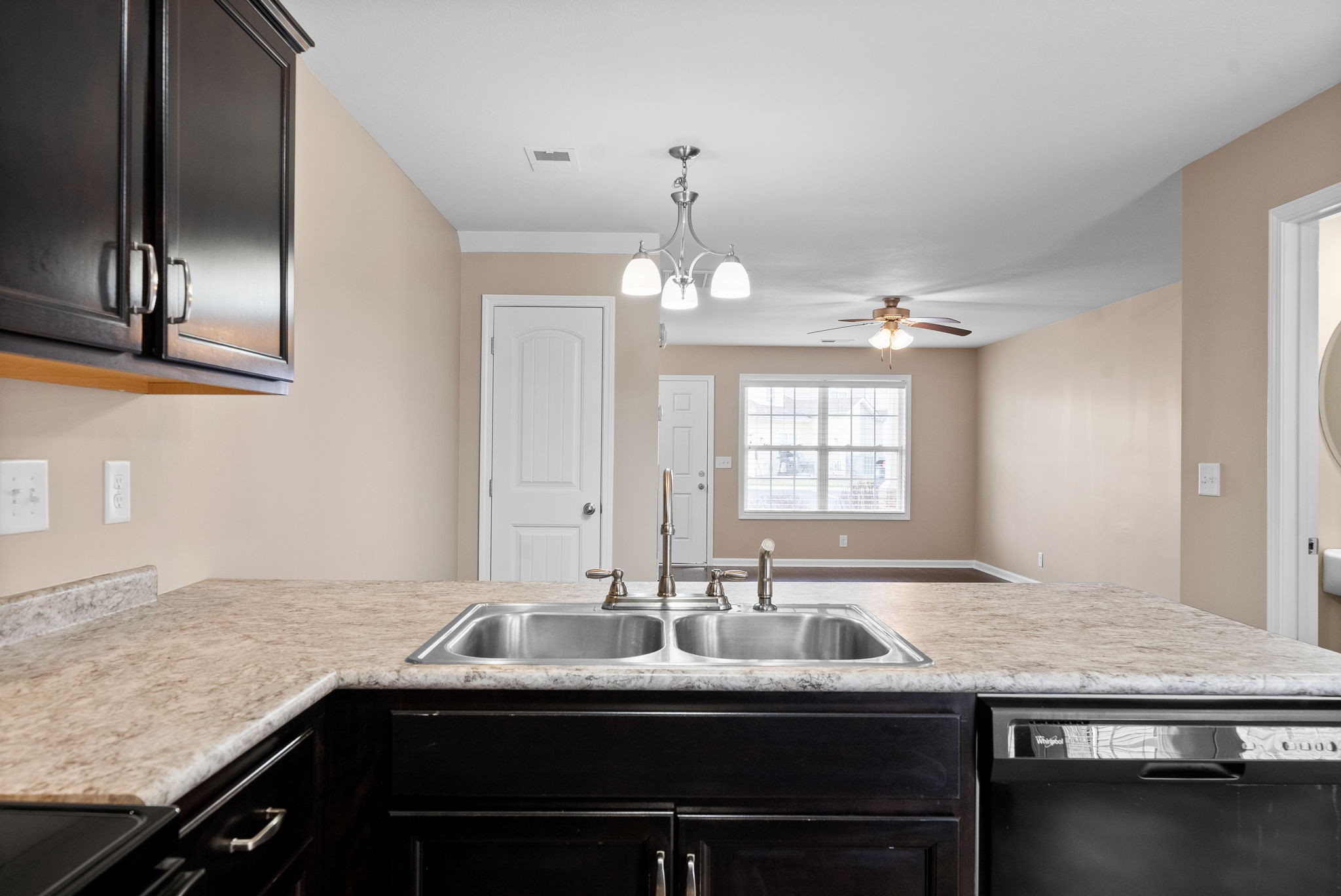 Clarksville, Tennessee 37040, United States, 2 Bedrooms Bedrooms, ,3 BathroomsBathrooms,Residential,Active,89052