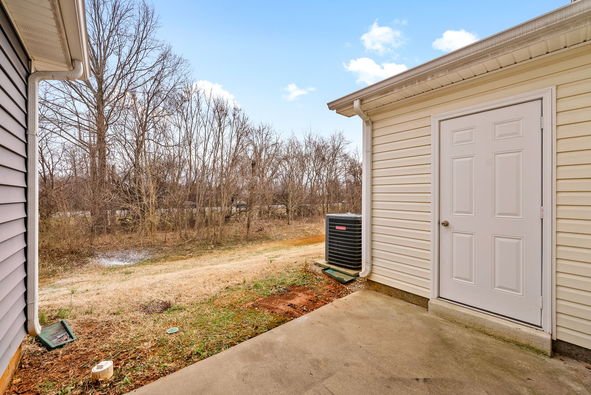 Clarksville, Tennessee 37040, United States, 2 Bedrooms Bedrooms, ,3 BathroomsBathrooms,Residential,Active,89052