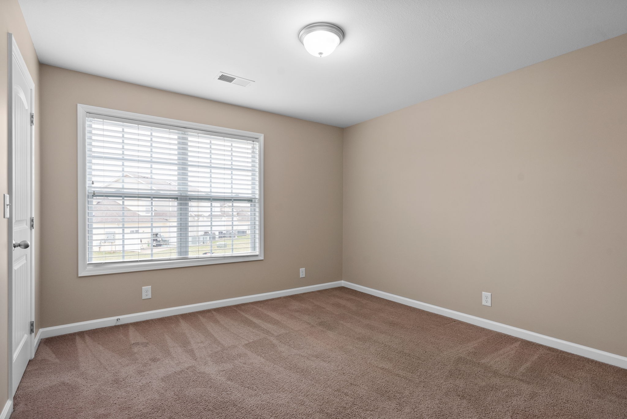 Clarksville, Tennessee 37040, United States, 2 Bedrooms Bedrooms, ,3 BathroomsBathrooms,Residential,Active,89052