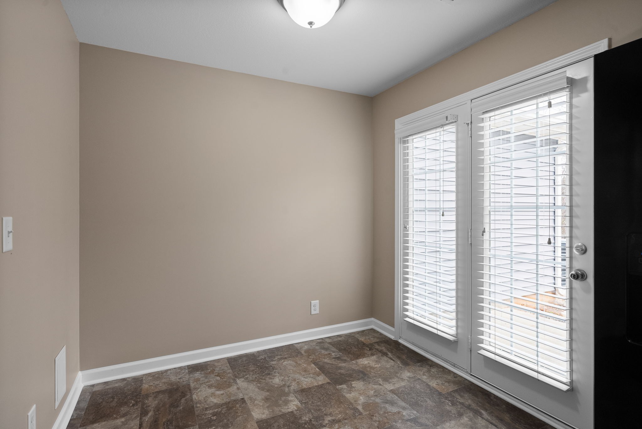 Clarksville, Tennessee 37040, United States, 2 Bedrooms Bedrooms, ,3 BathroomsBathrooms,Residential,Active,89052