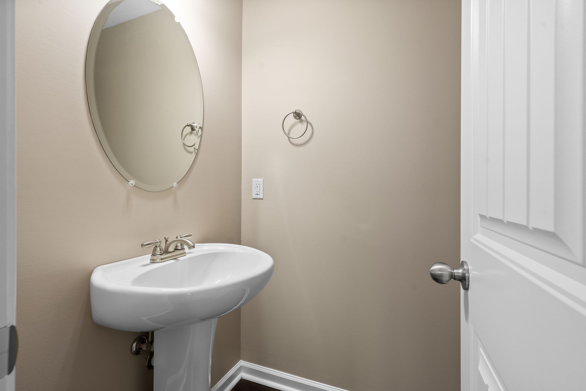 Clarksville, Tennessee 37040, United States, 2 Bedrooms Bedrooms, ,3 BathroomsBathrooms,Residential,Active,89052