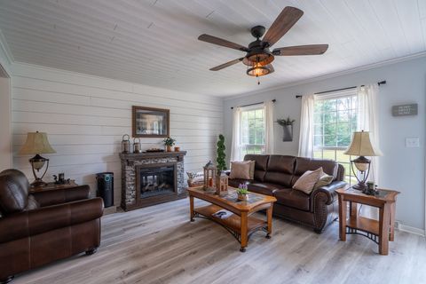 12 Horseshoe Bend Road Leoma TN 38468