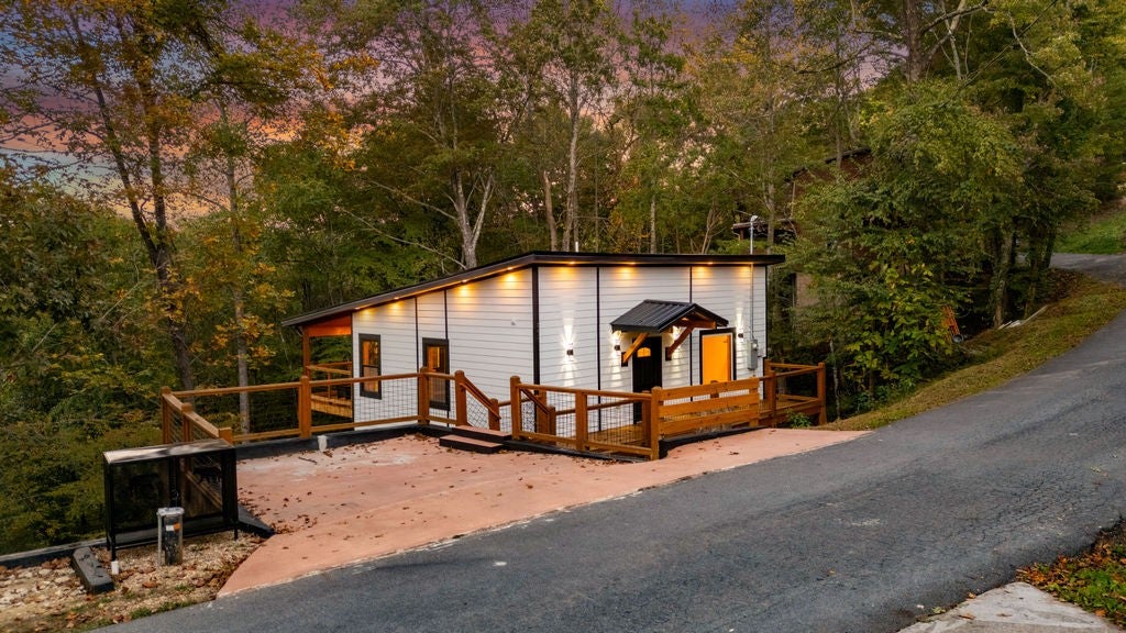 741 Ski View Ln
