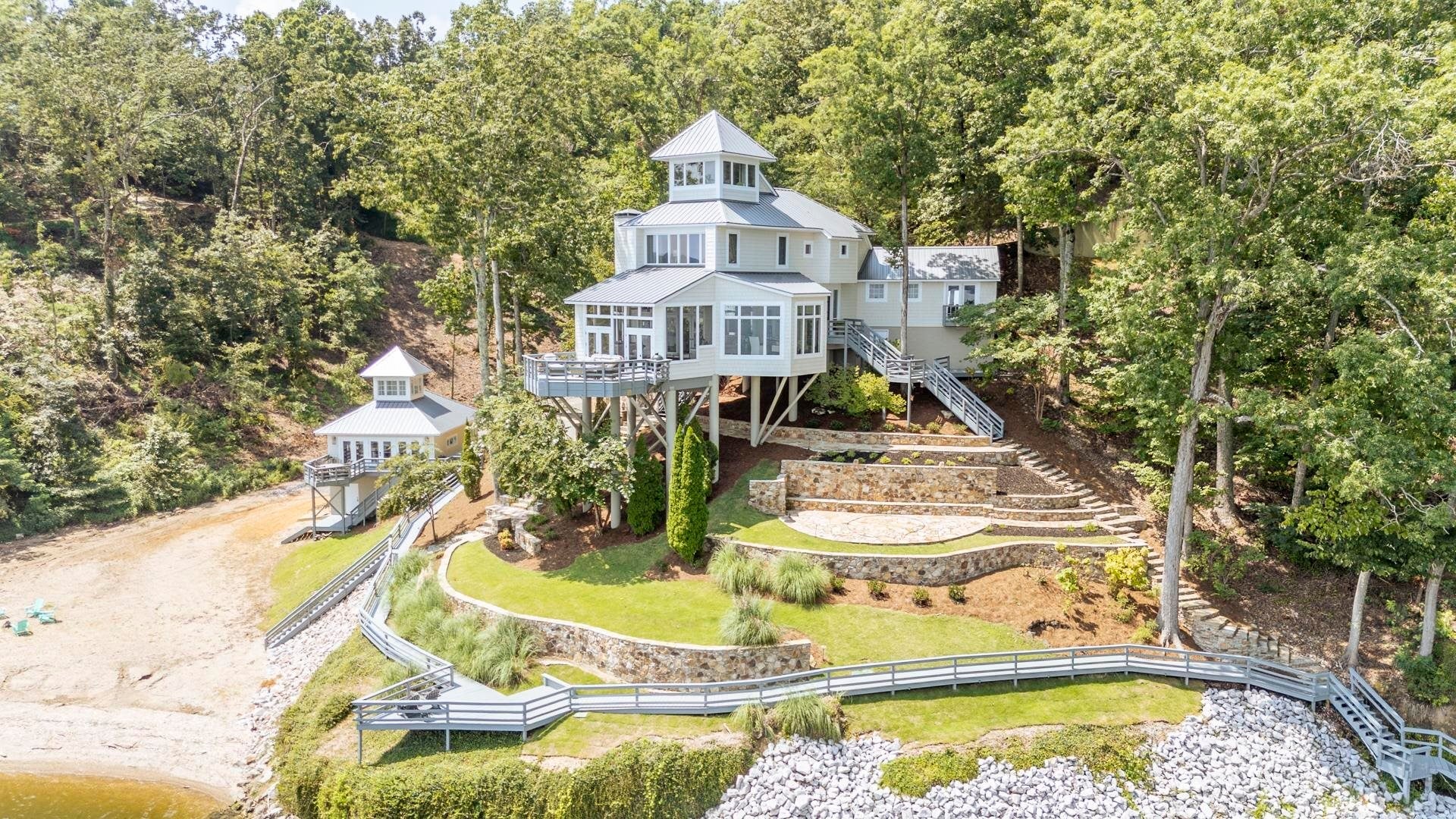 199 LAKESHORE LN