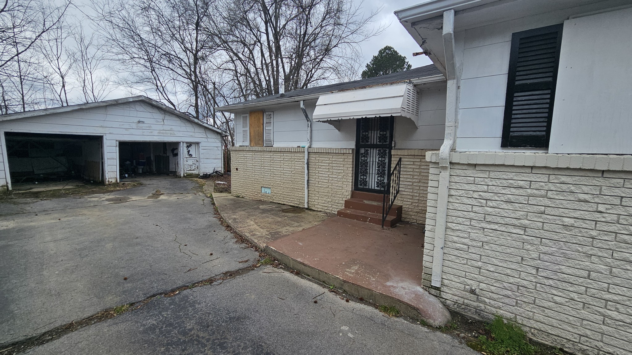 104 21st Ave W