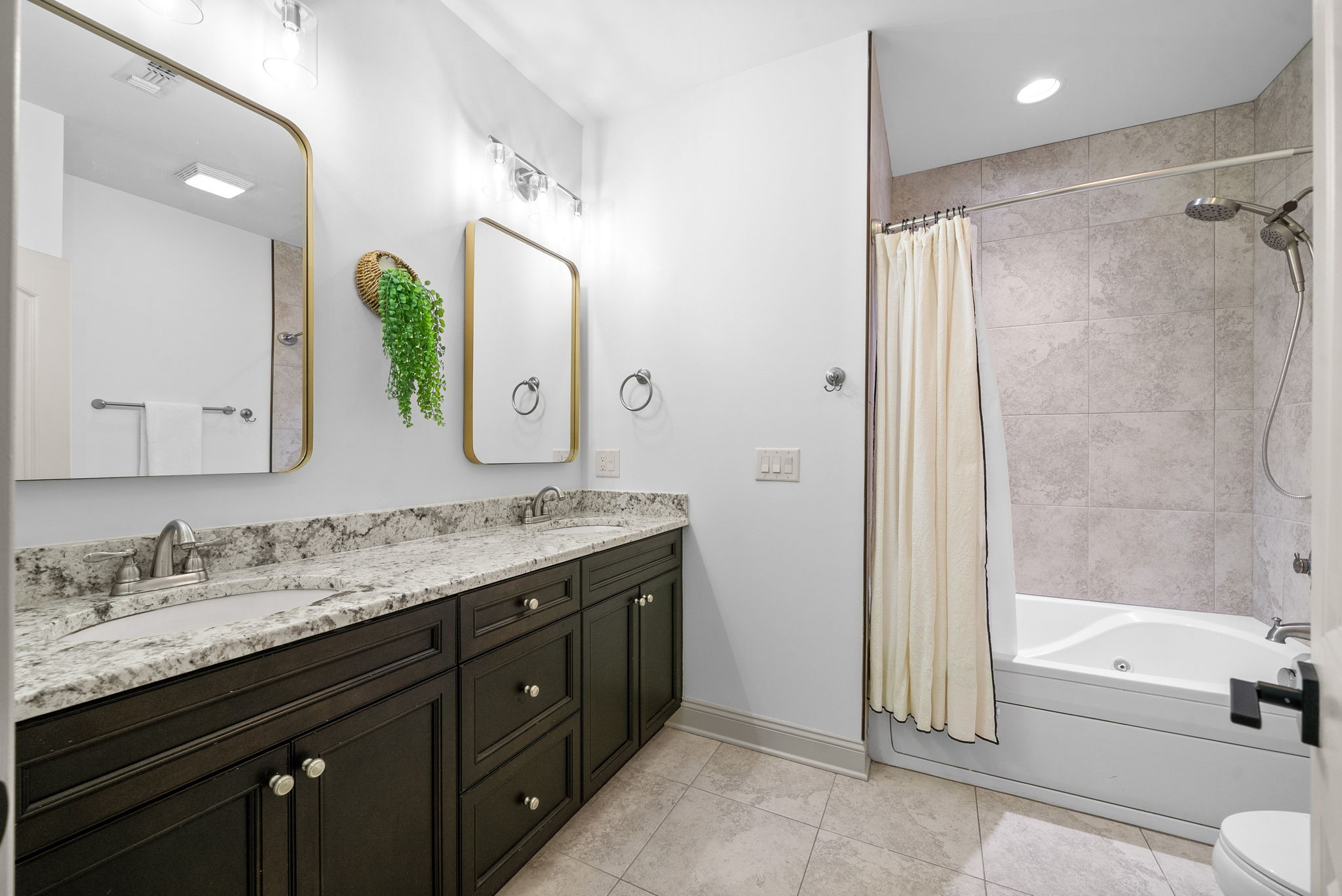 Clarksville, Tennessee 37043, United States, 5 Bedrooms Bedrooms, ,4 BathroomsBathrooms,Residential,Active,135614