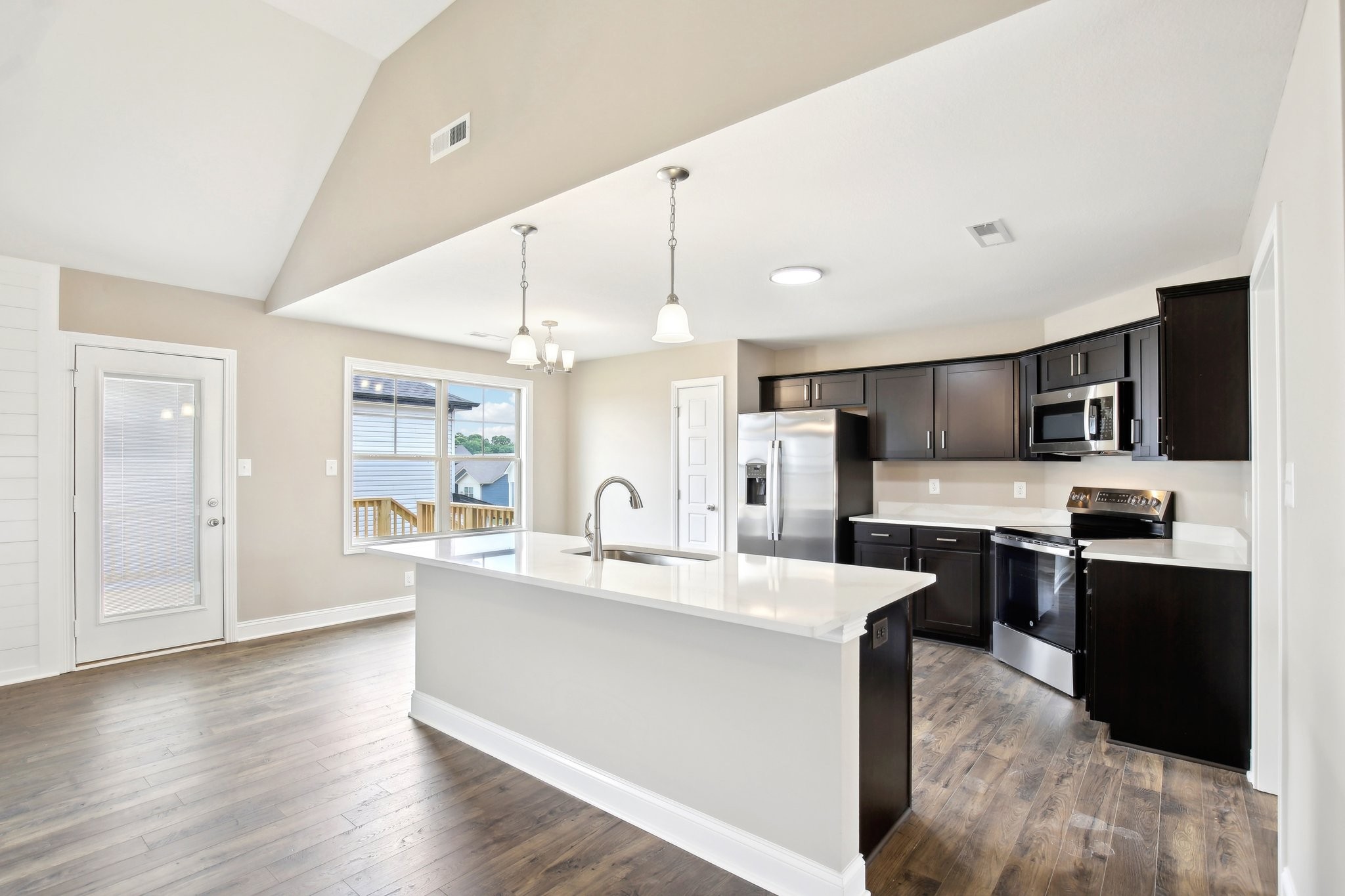 Clarksville, Tennessee 37040, United States, 5 Bedrooms Bedrooms, ,3 BathroomsBathrooms,Residential,Active,36371