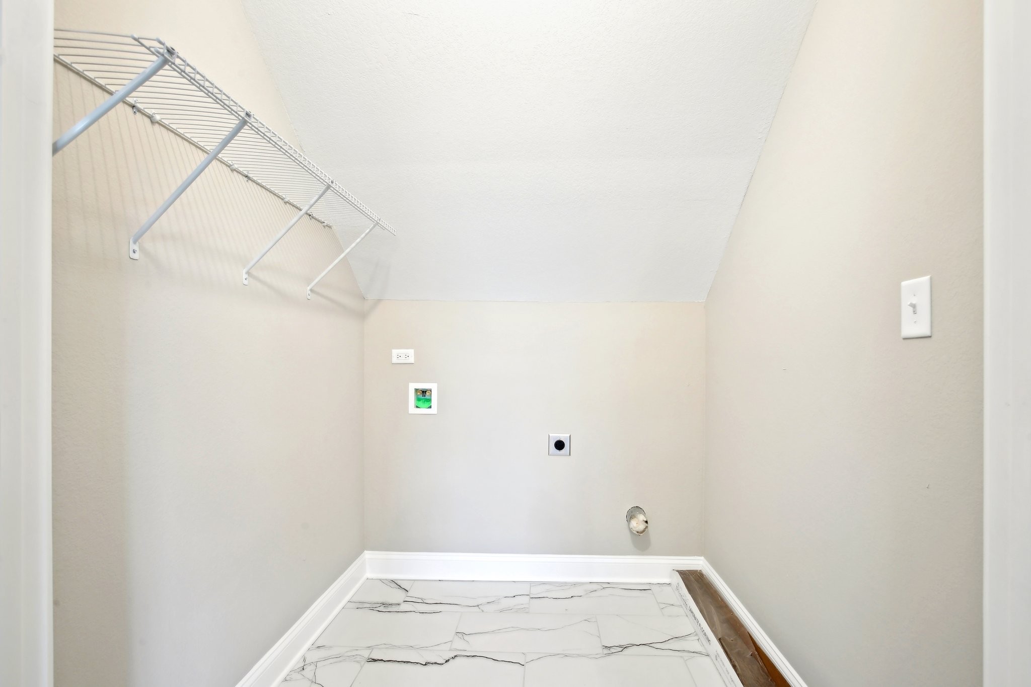 Clarksville, Tennessee 37040, United States, 5 Bedrooms Bedrooms, ,3 BathroomsBathrooms,Residential,Active,36371