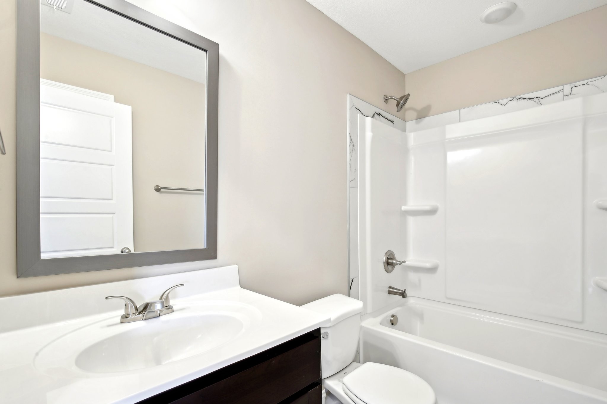 Clarksville, Tennessee 37040, United States, 5 Bedrooms Bedrooms, ,3 BathroomsBathrooms,Residential,Active,36371