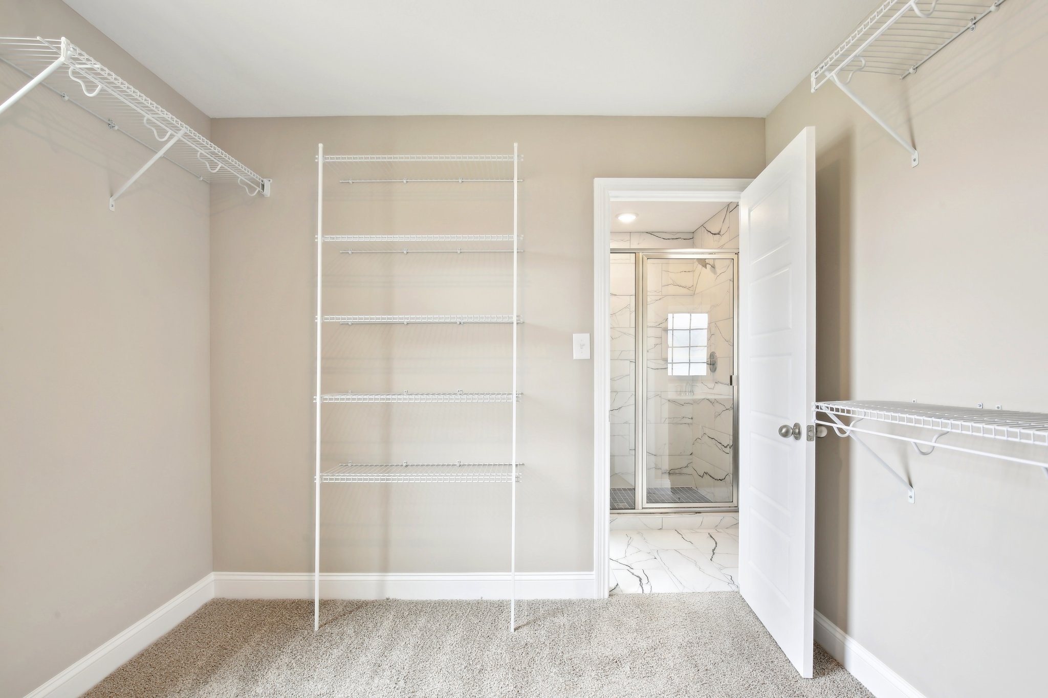 Clarksville, Tennessee 37040, United States, 5 Bedrooms Bedrooms, ,3 BathroomsBathrooms,Residential,Active,36371