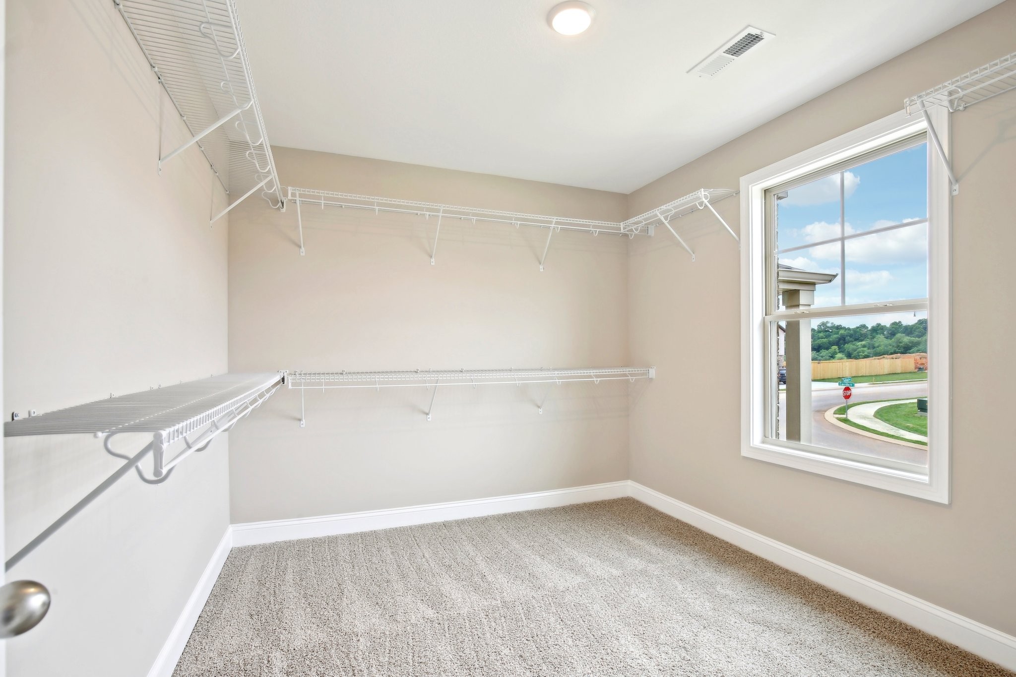 Clarksville, Tennessee 37040, United States, 5 Bedrooms Bedrooms, ,3 BathroomsBathrooms,Residential,Active,36371