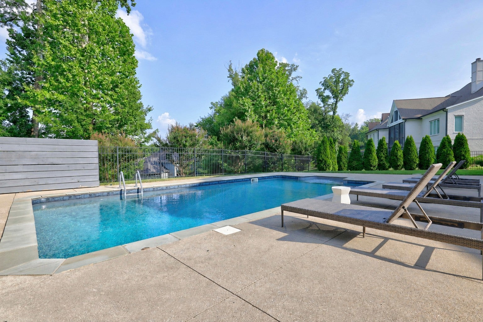 1806 Burland Cres