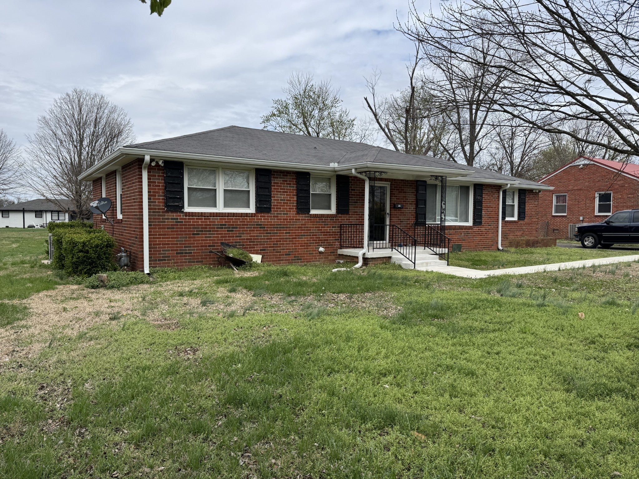 207 Elmwood Dr