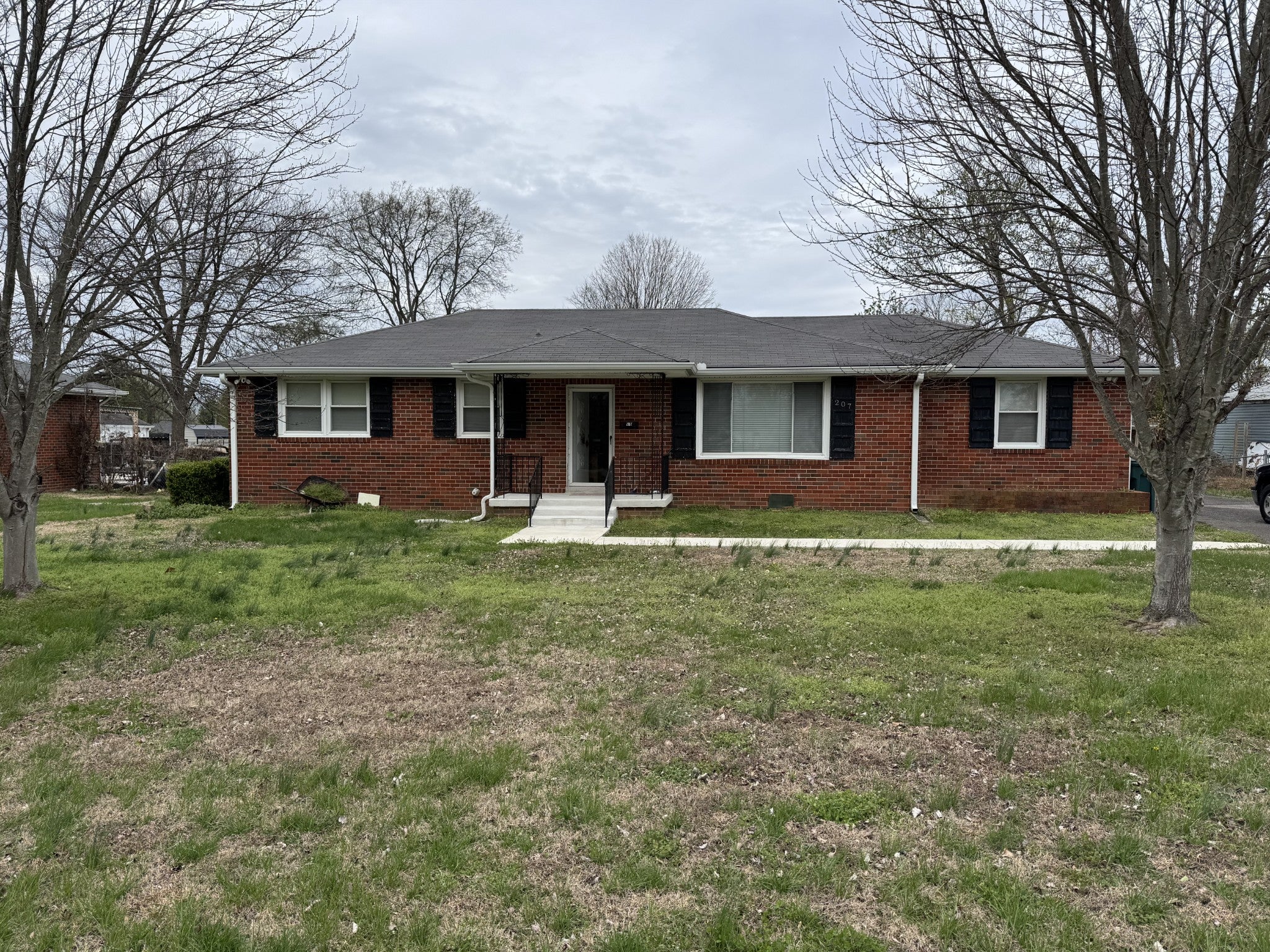 207 Elmwood Dr