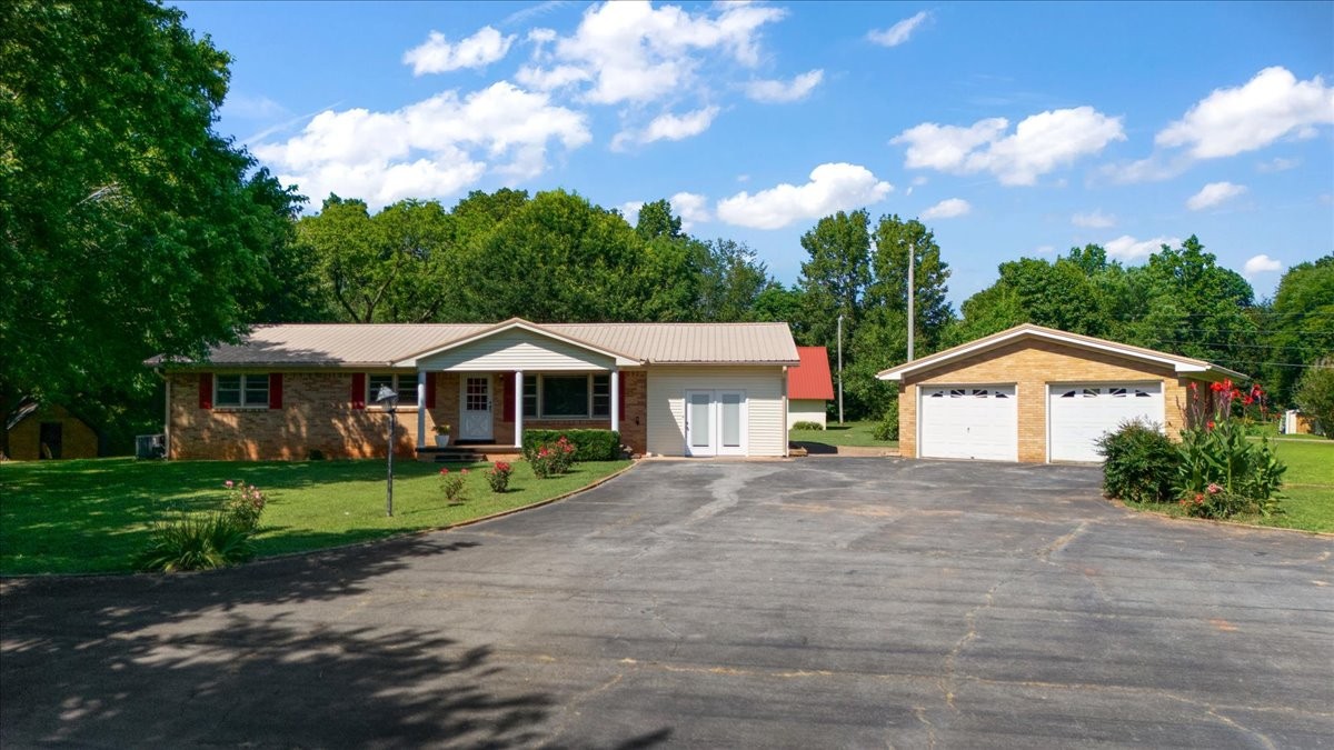 318 David St