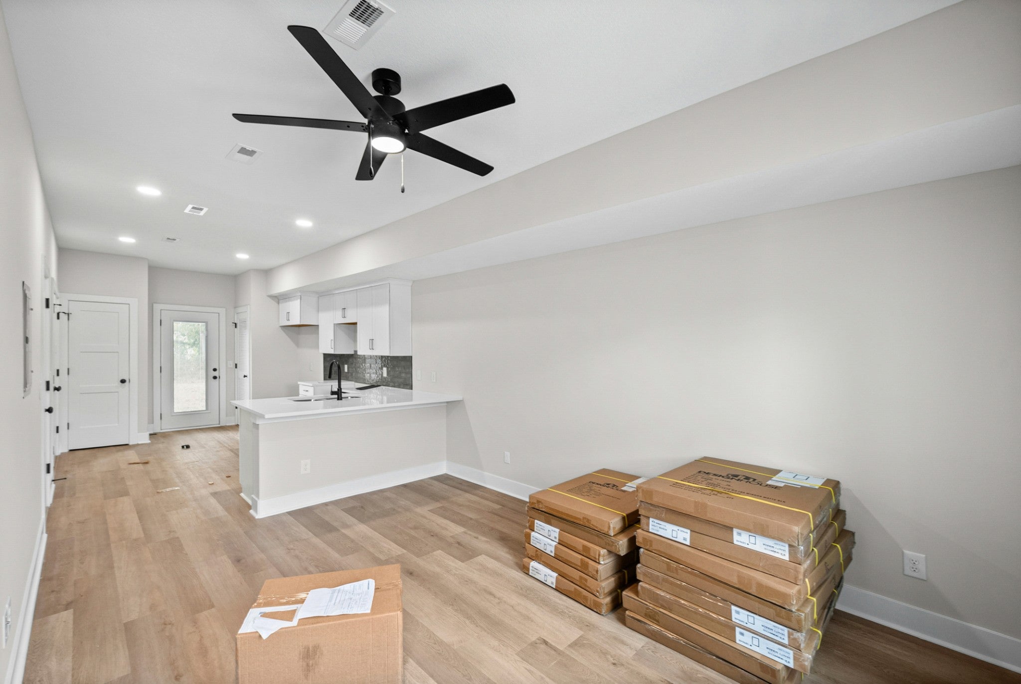 601 Mann Cir Building 1