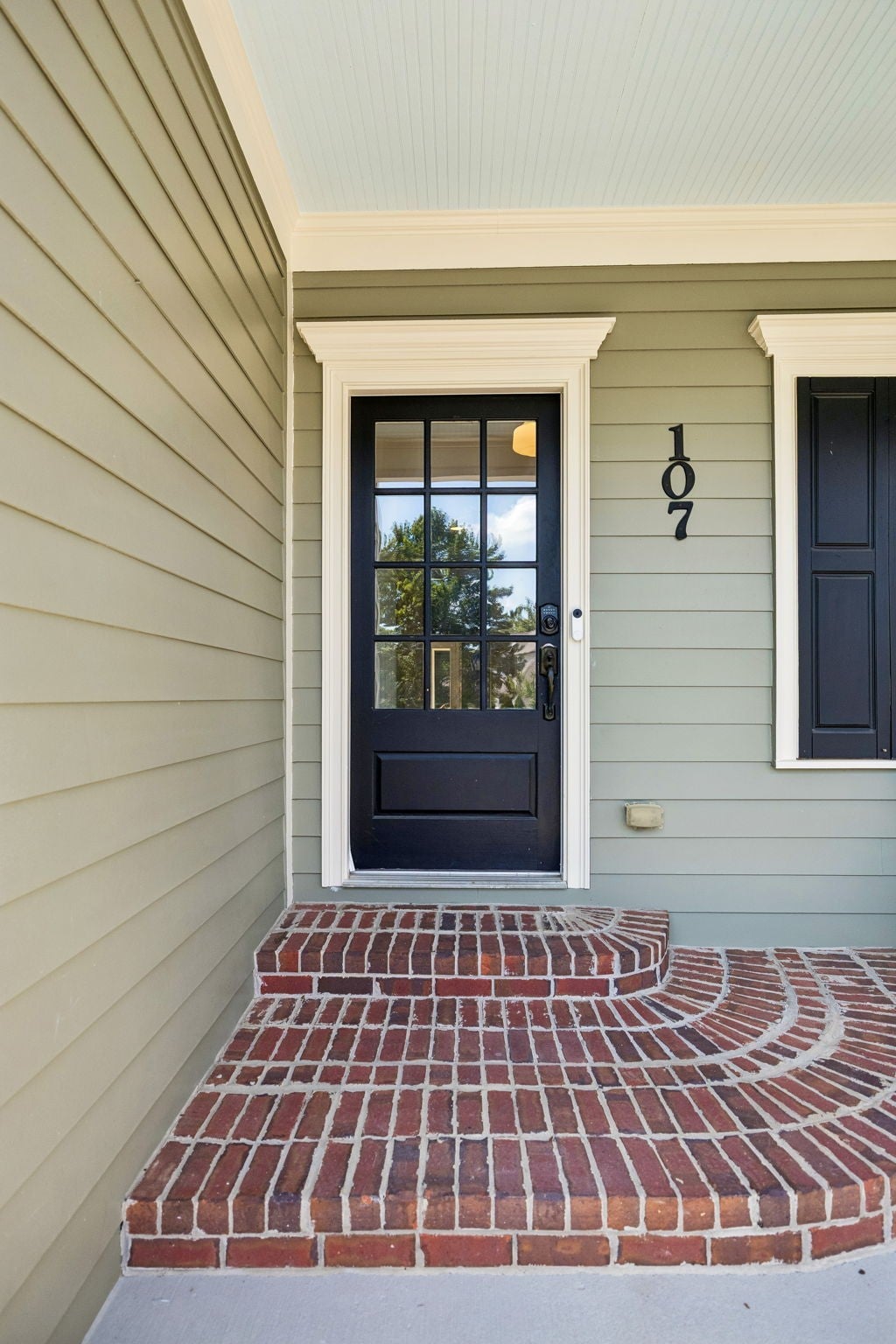107 Gladstone Ln