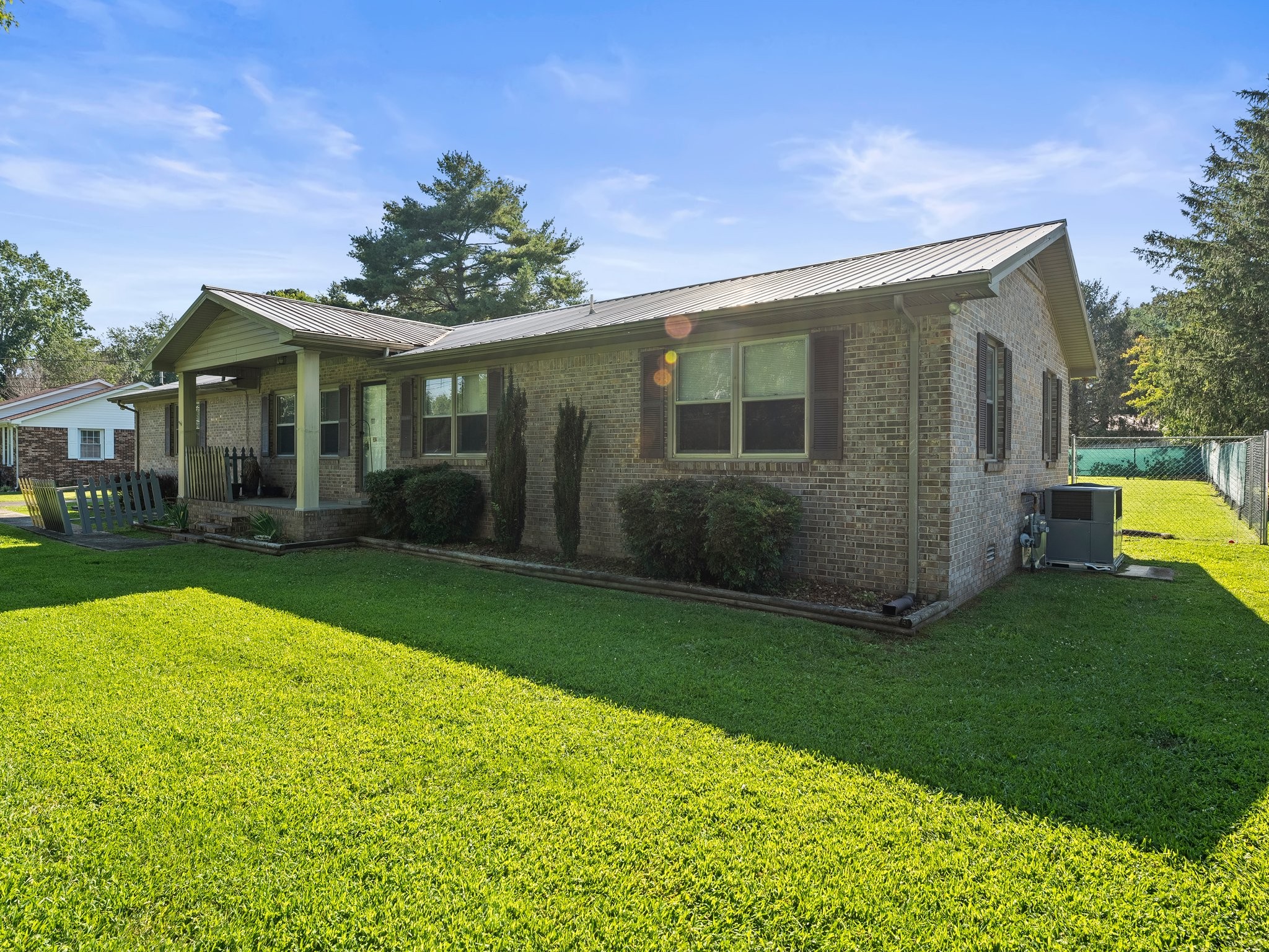 302 Lakeside Dr