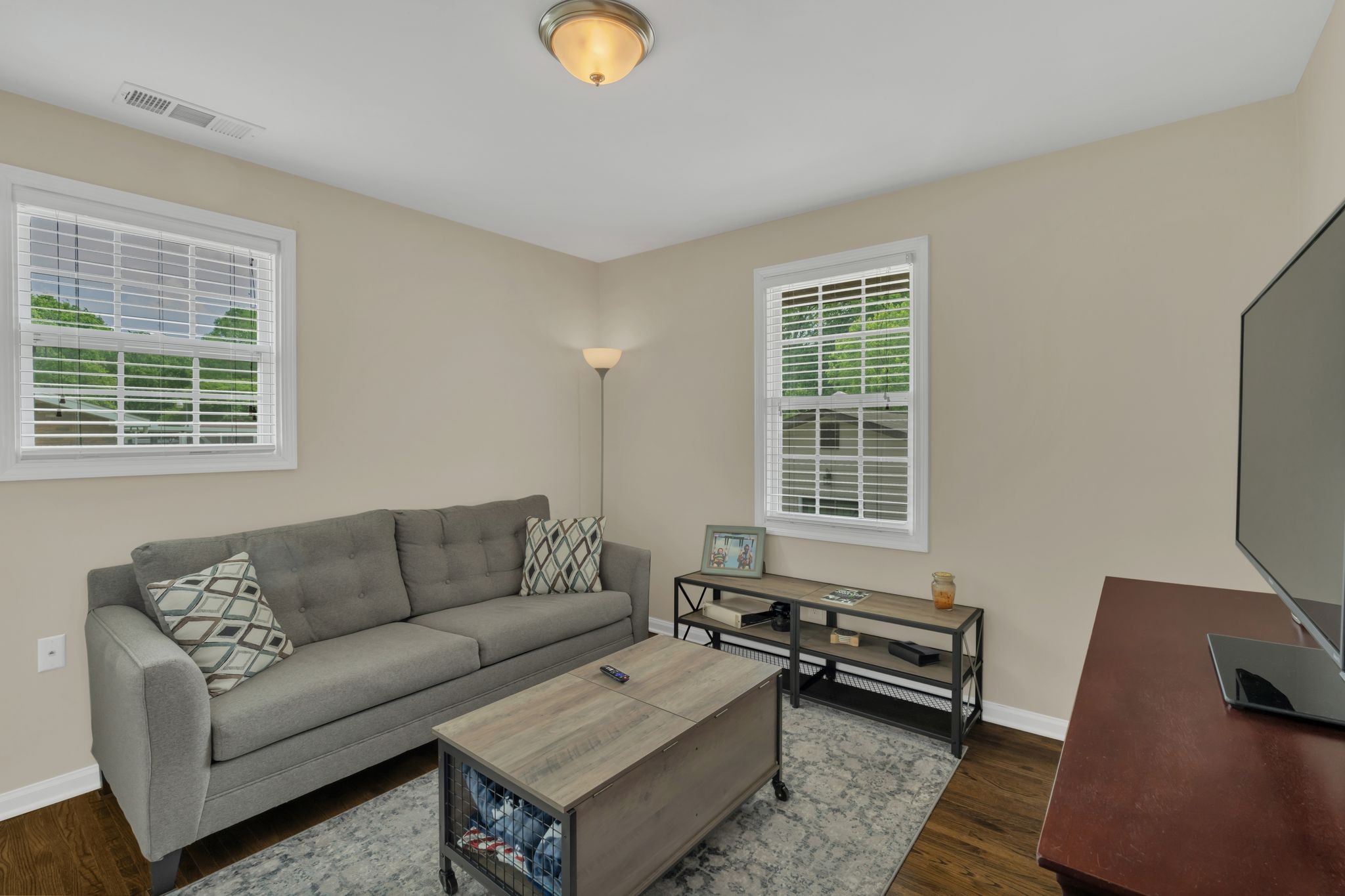 102 Woodyside Dr