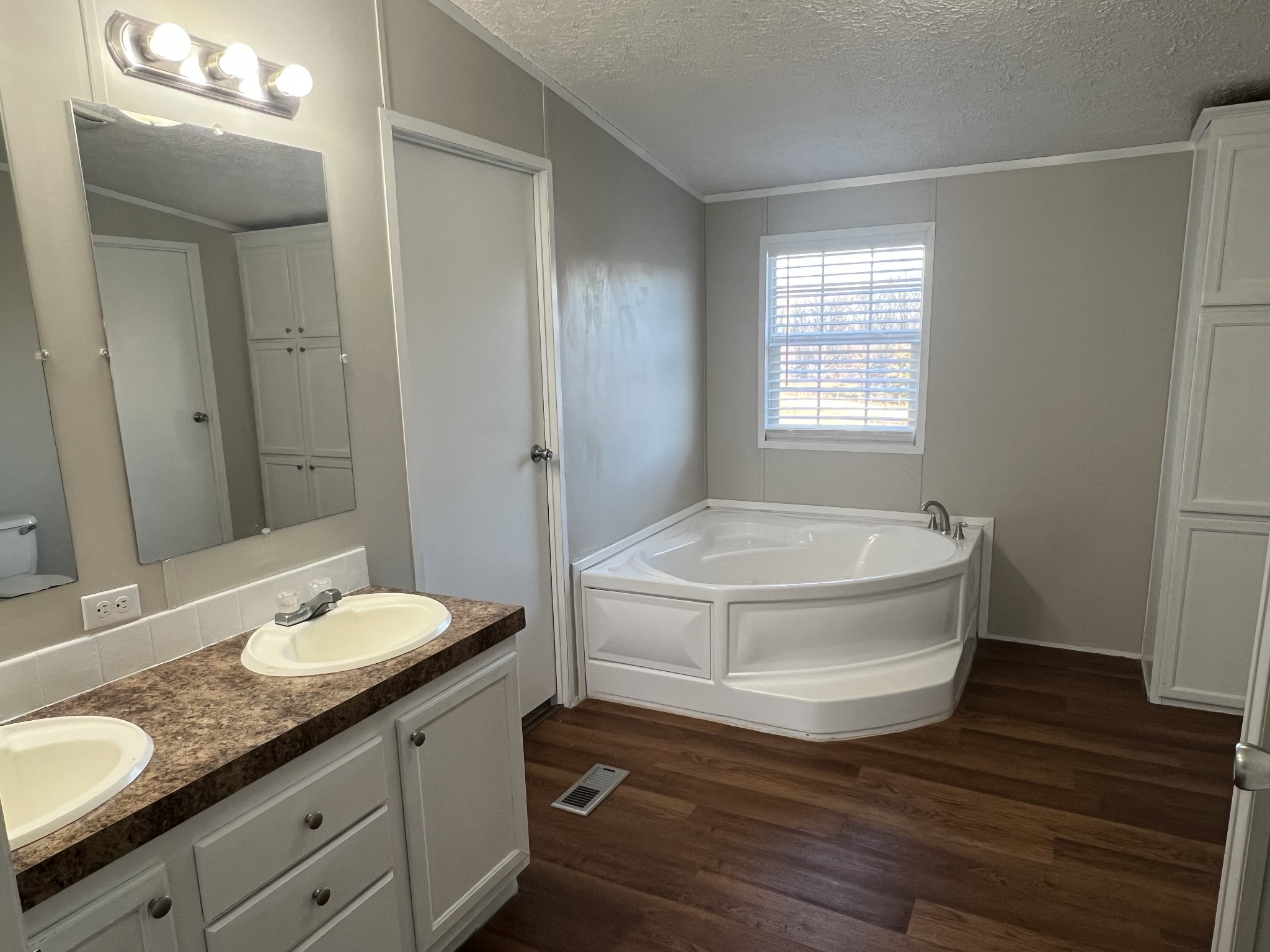 Dover, Tennessee 37058, United States, 3 Bedrooms Bedrooms, ,2 BathroomsBathrooms,Residential,Pending,23618