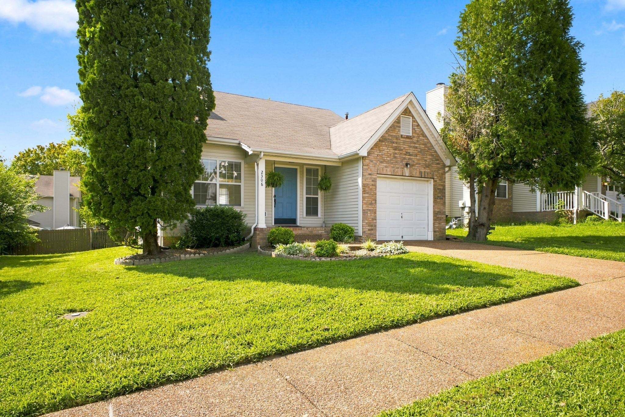 2306 Surrey Ln