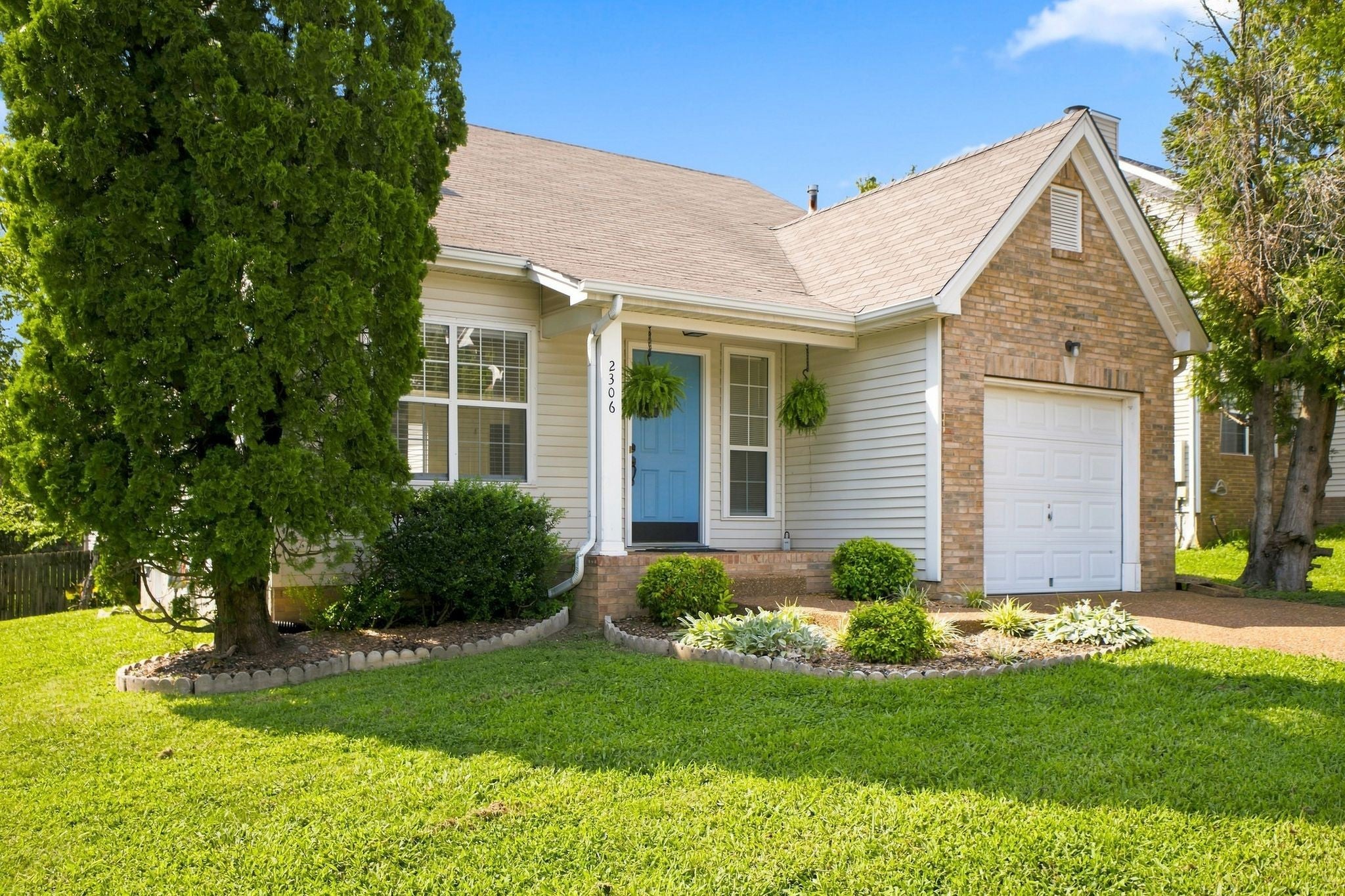 2306 Surrey Ln