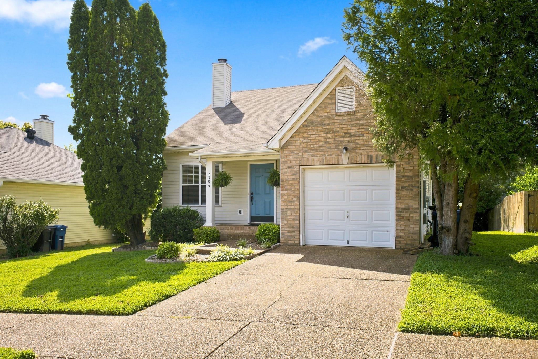 2306 Surrey Ln