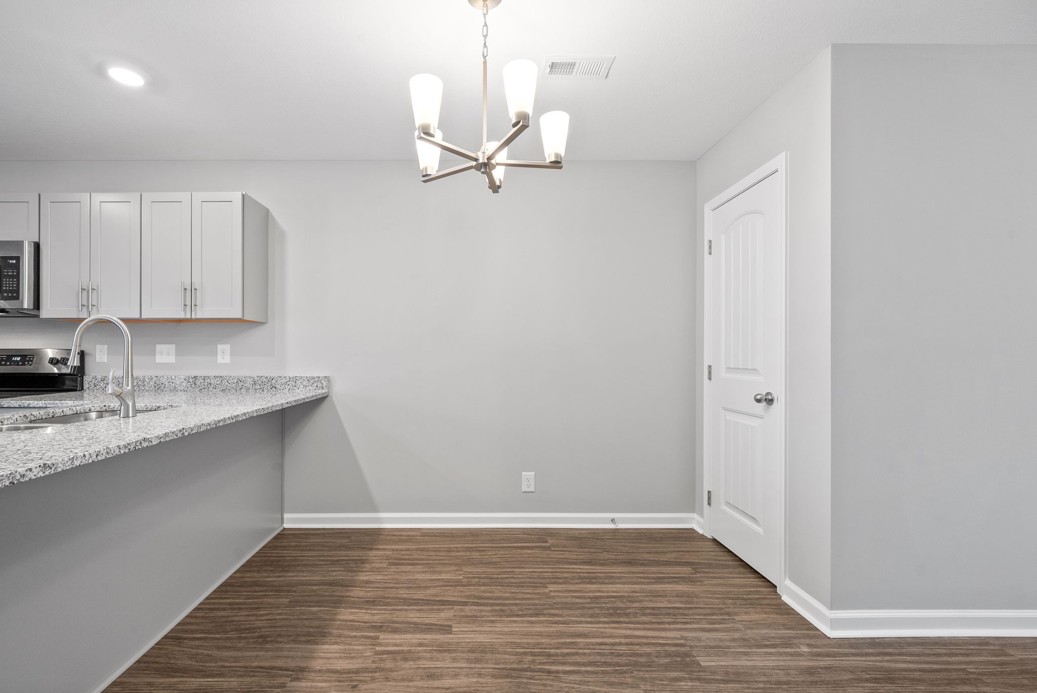 Clarksville, Tennessee 37040, United States, 2 Bedrooms Bedrooms, ,3 BathroomsBathrooms,Residential,Active,21910