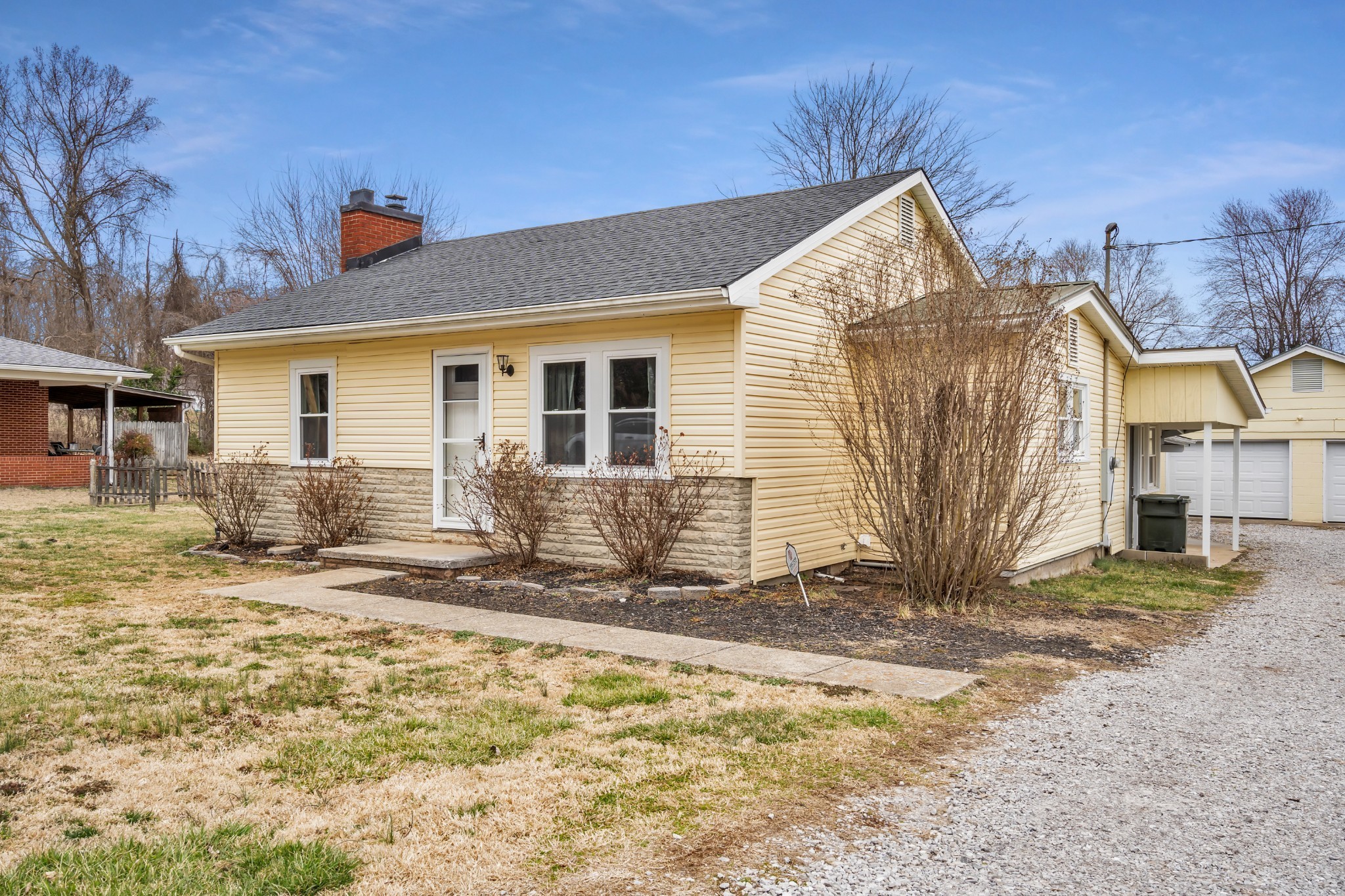112 N Saltsman Dr