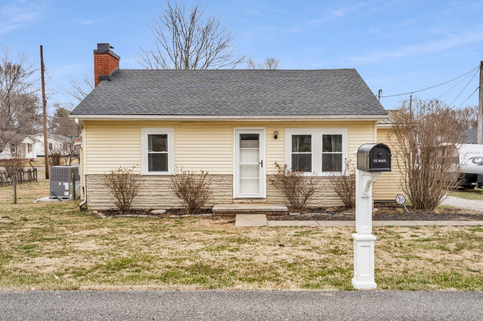 112 N Saltsman Dr