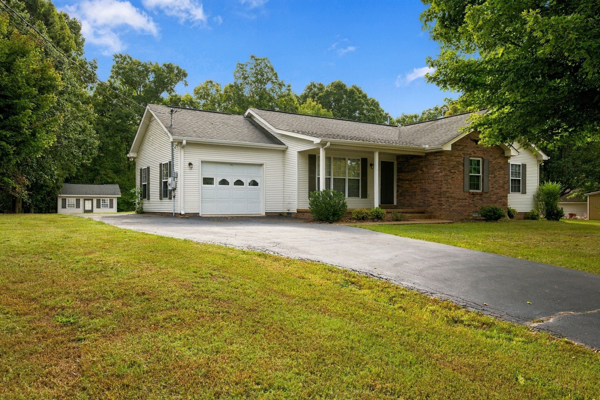 103 W Dell Rd