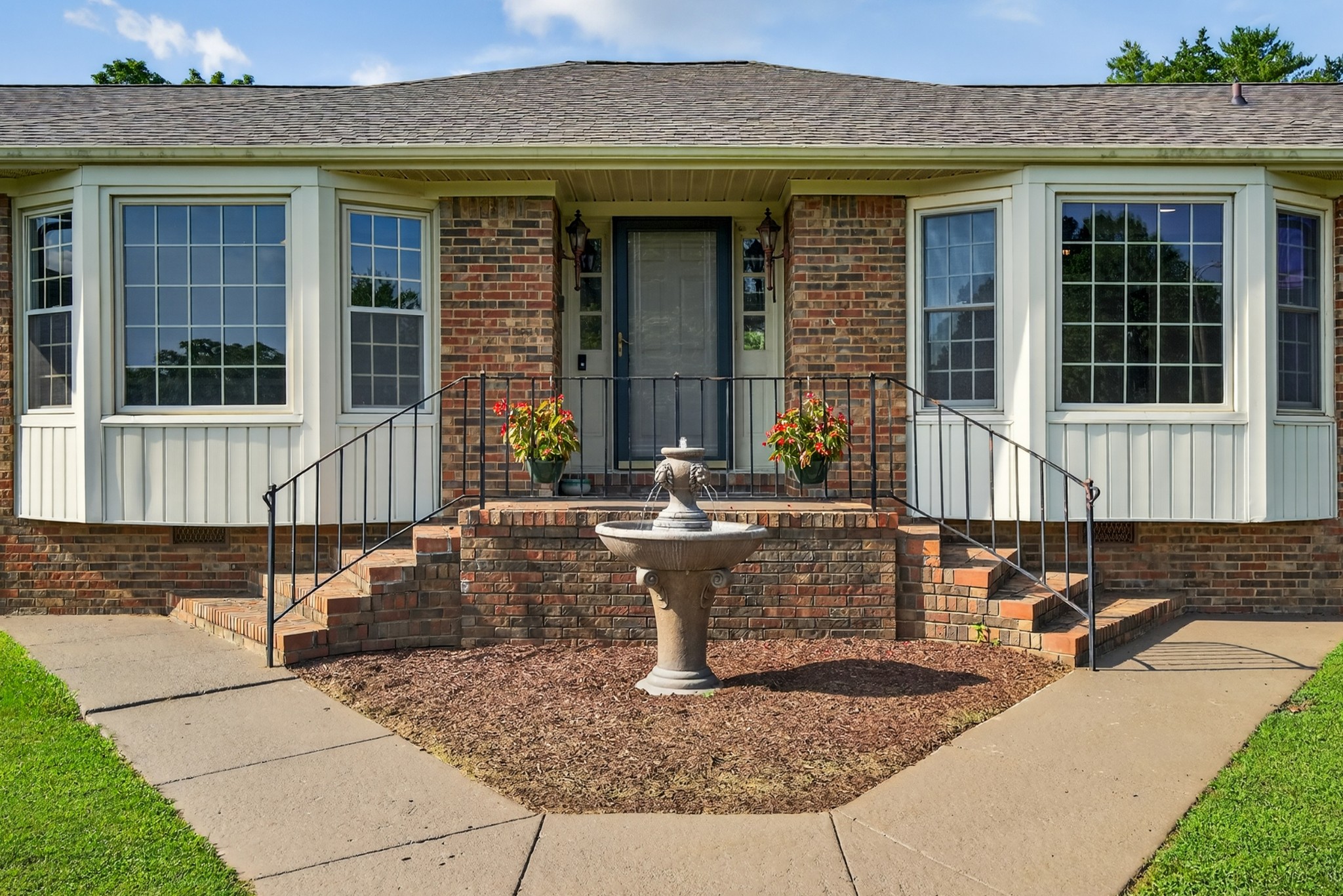 813 Manor Dr