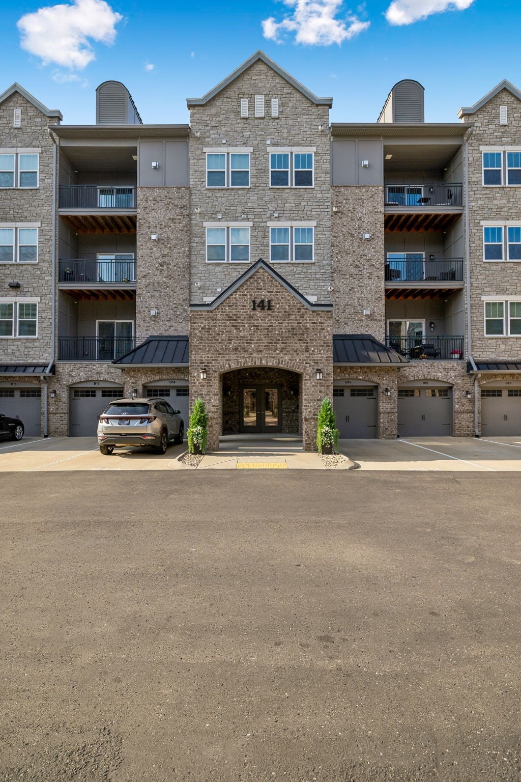 141 Saundersville Rd 2204