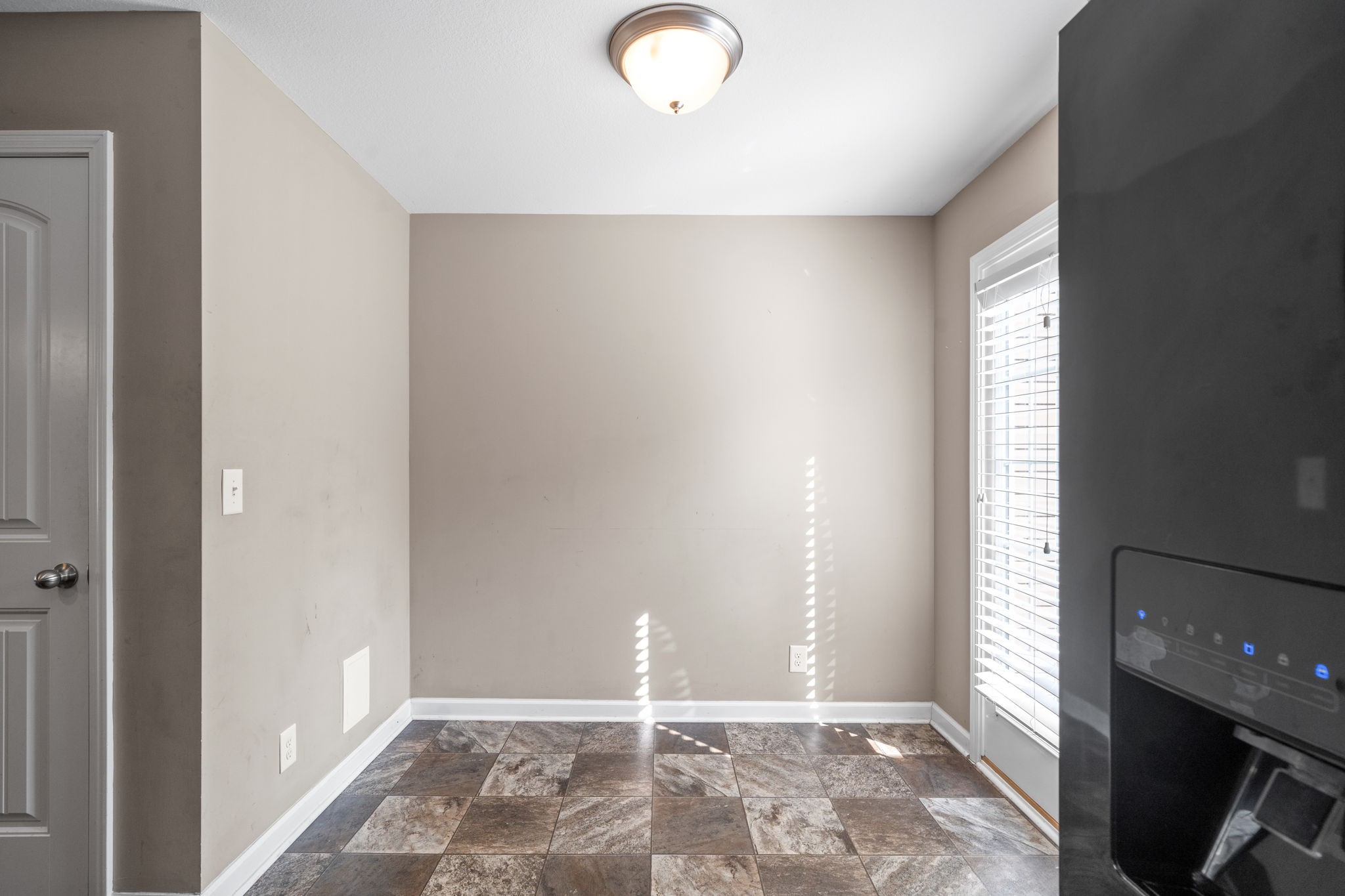 Clarksville, Tennessee 37040, United States, 2 Bedrooms Bedrooms, ,3 BathroomsBathrooms,Residential,Active,89050