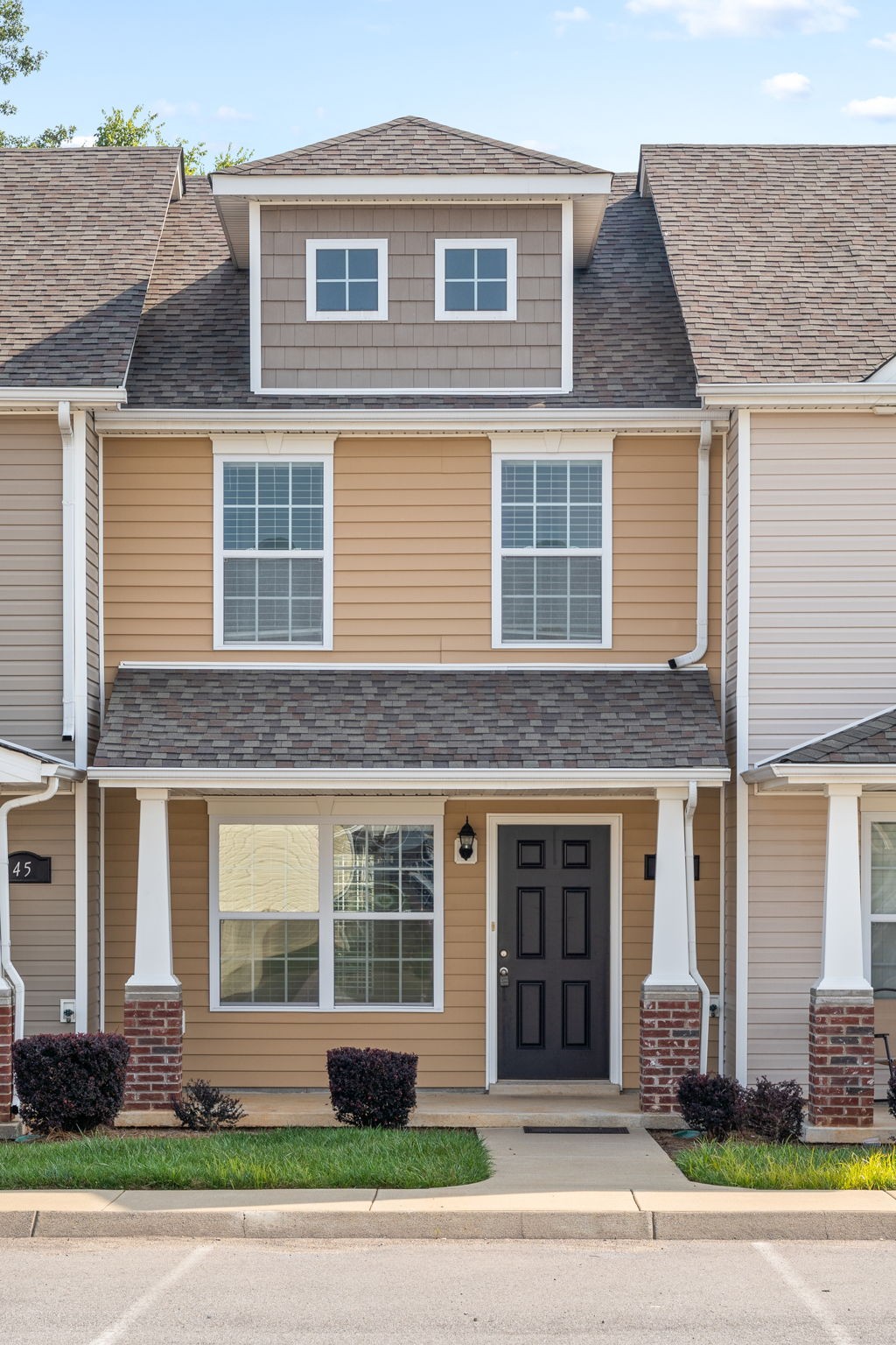Clarksville, Tennessee 37040, United States, 2 Bedrooms Bedrooms, ,3 BathroomsBathrooms,Residential,Active,89050