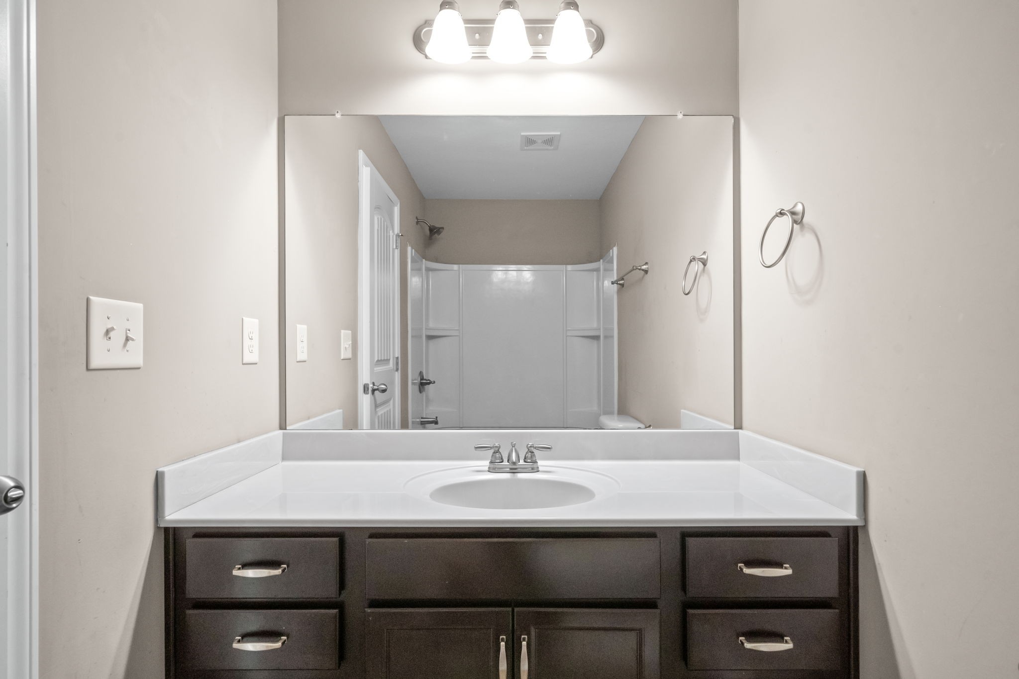 Clarksville, Tennessee 37040, United States, 2 Bedrooms Bedrooms, ,3 BathroomsBathrooms,Residential,Active,89050