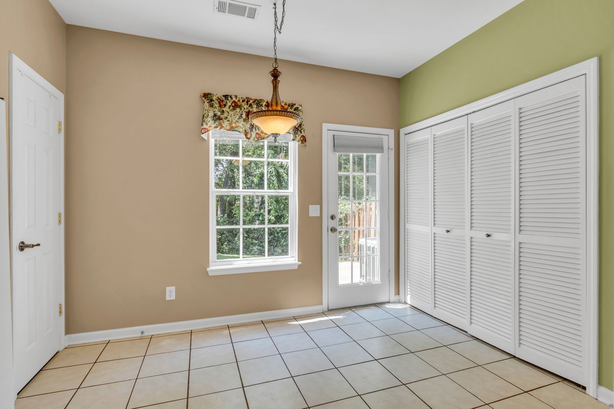 Franklin, Tennessee 37064, United States, 2 Bedrooms Bedrooms, ,2 BathroomsBathrooms,Residential,Active,60153