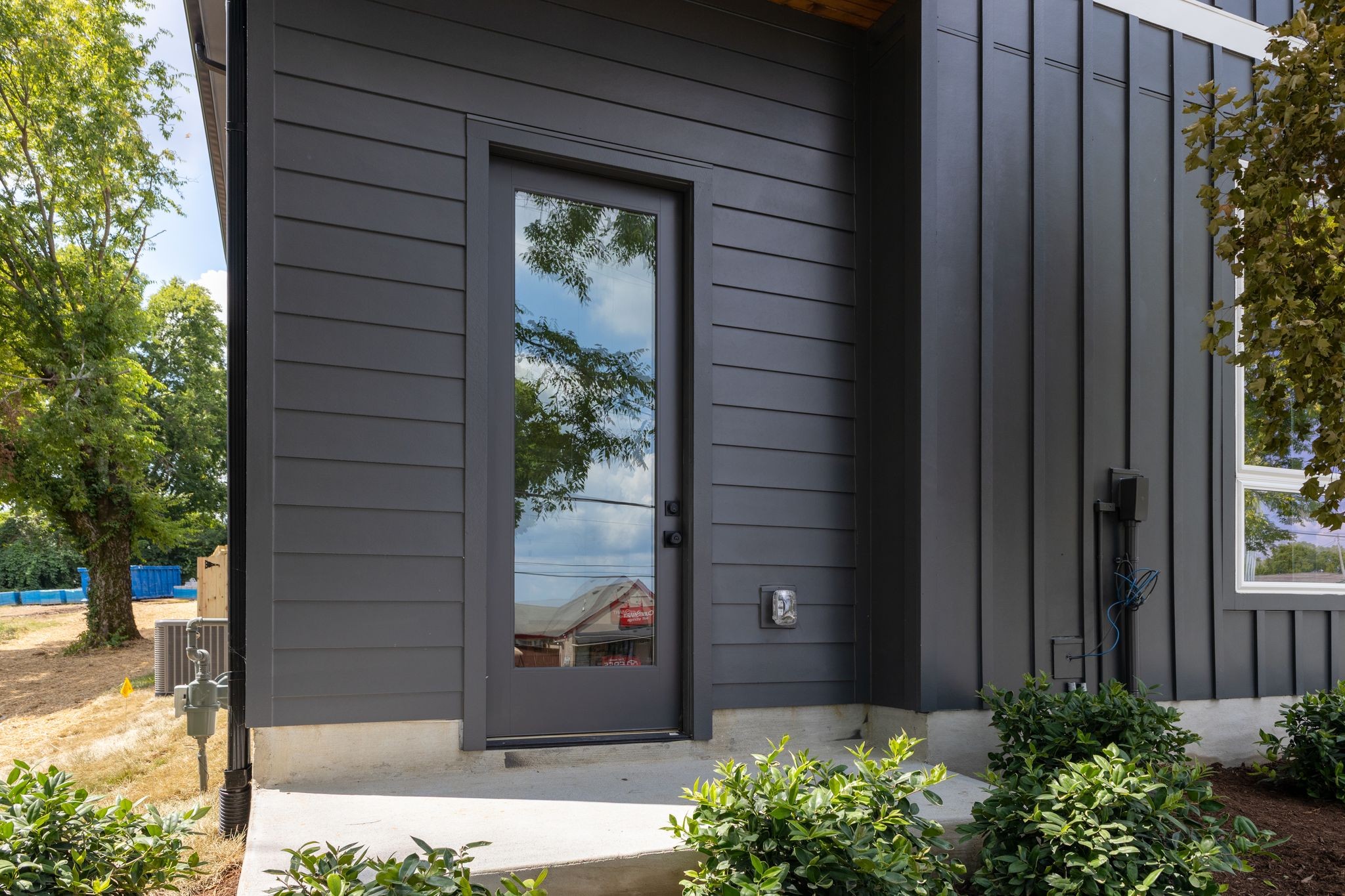 5917C Robertson Ave Left Front