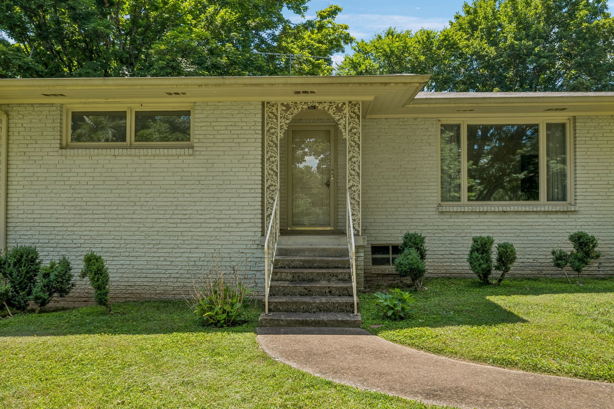 1505 Hillsboro Rd