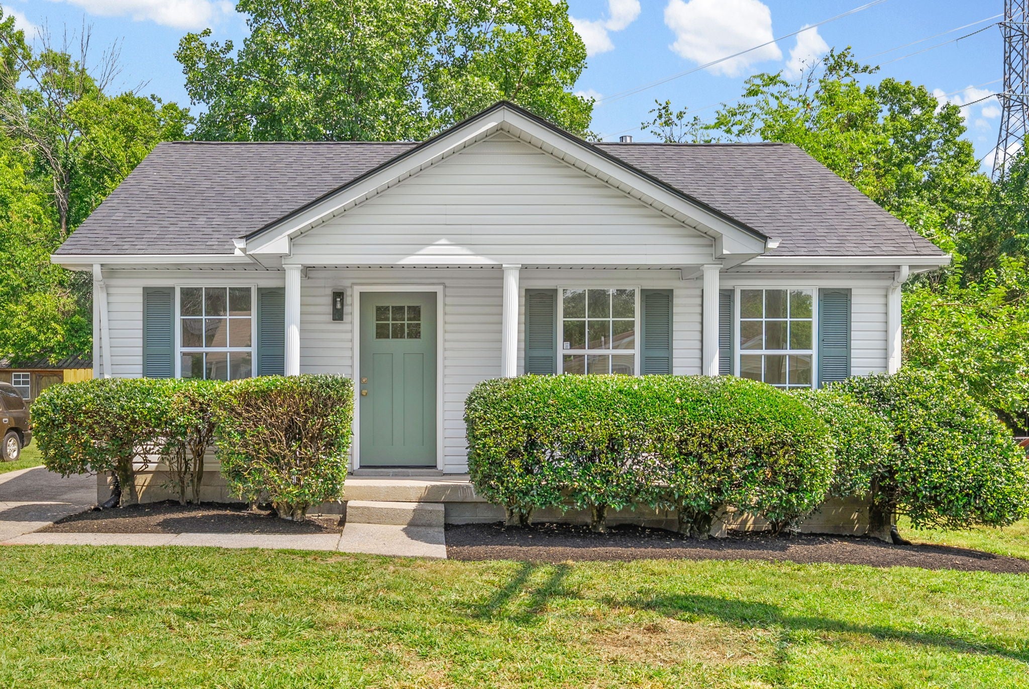 3-bed home sold in Nashville, TN 37207, 2573 Slaydon Dr 2573 Slaydon Dr, Nashville TN 37207 3-bed home, photo 1 of 31