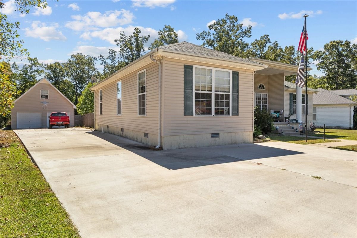 380 Station Dr