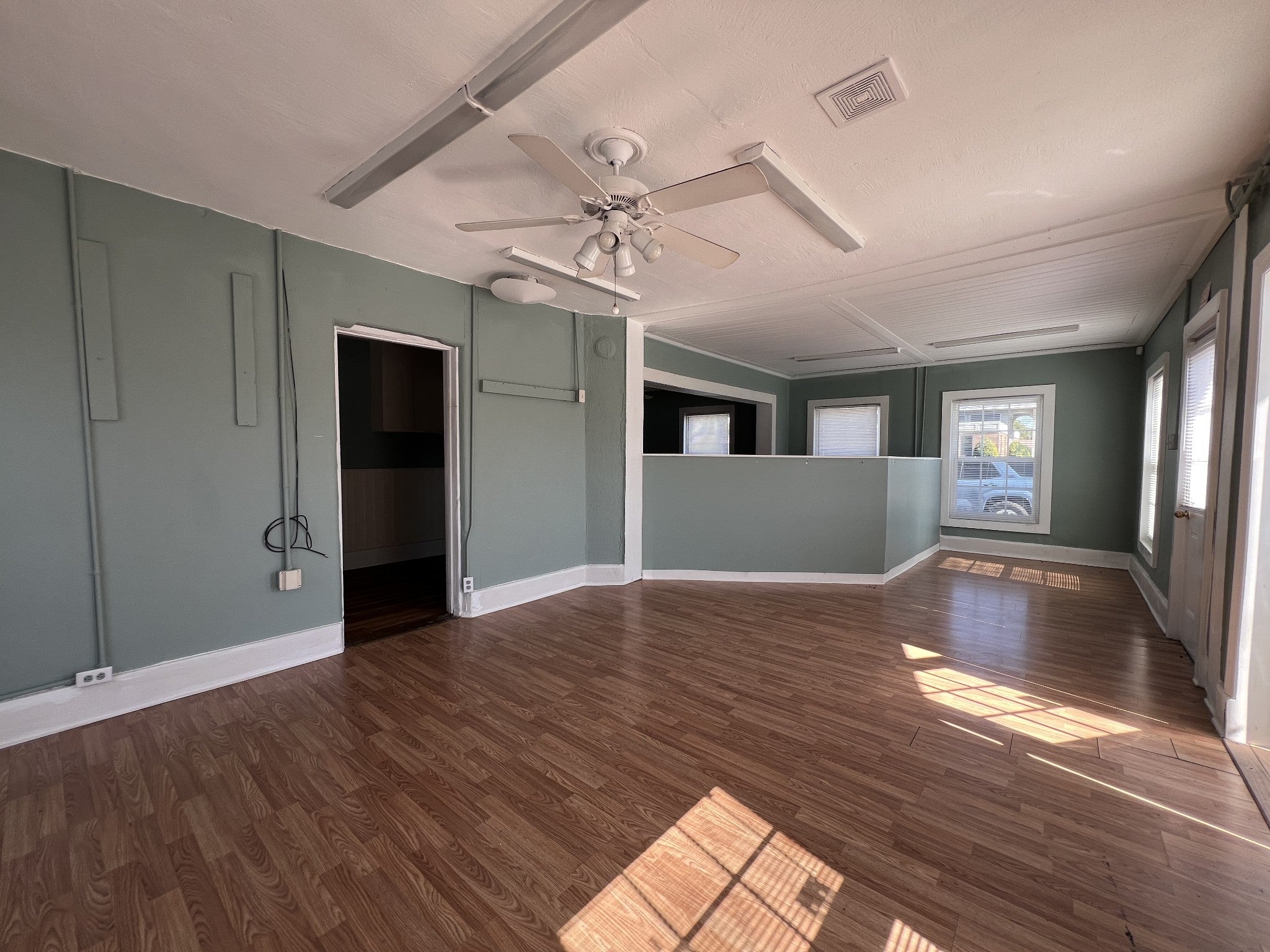 400 W Lincoln St