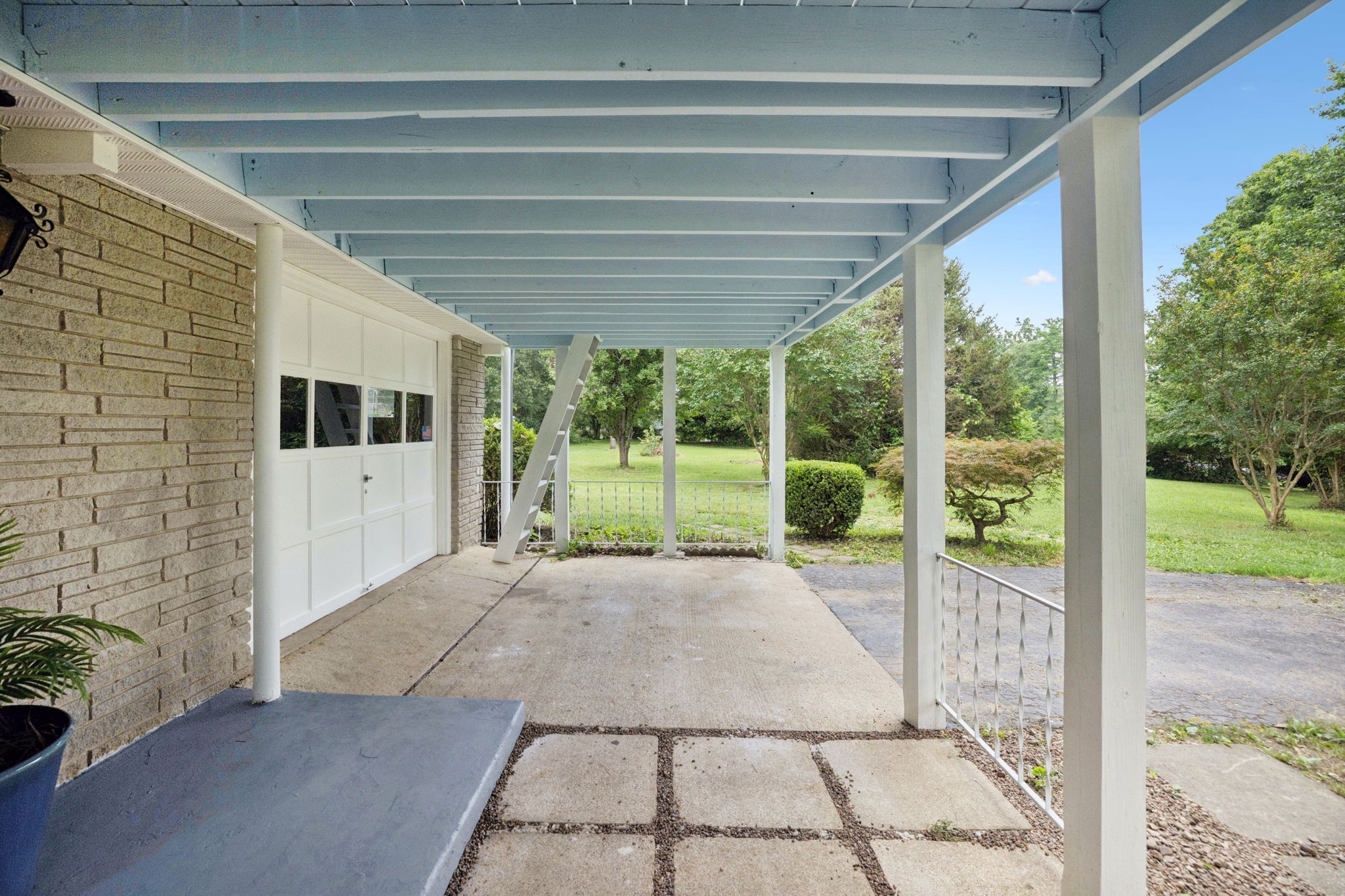 703 Flower Lane Dr
